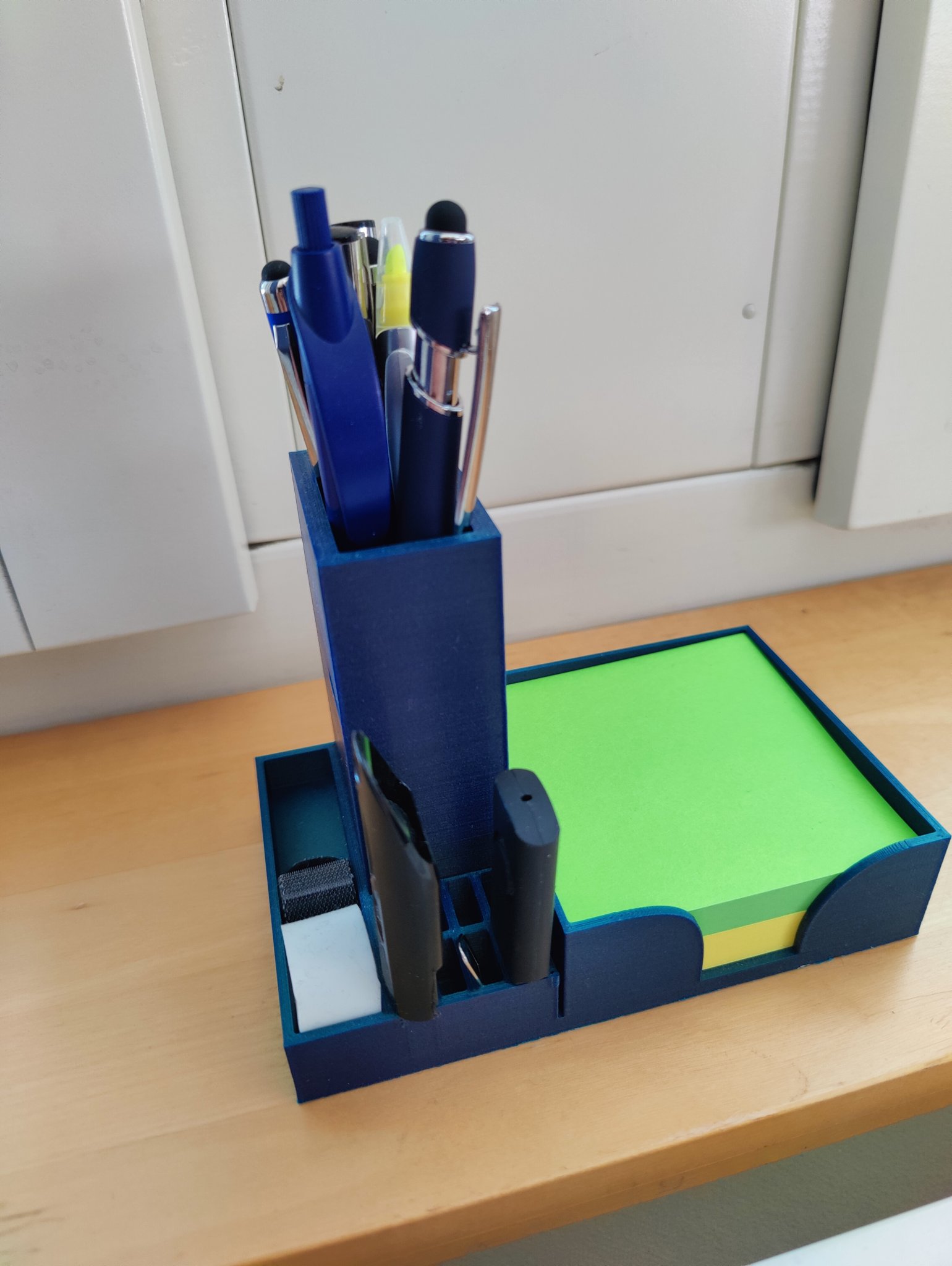 Giá đỡ bút và USB tiện lợi cho bàn làm việc