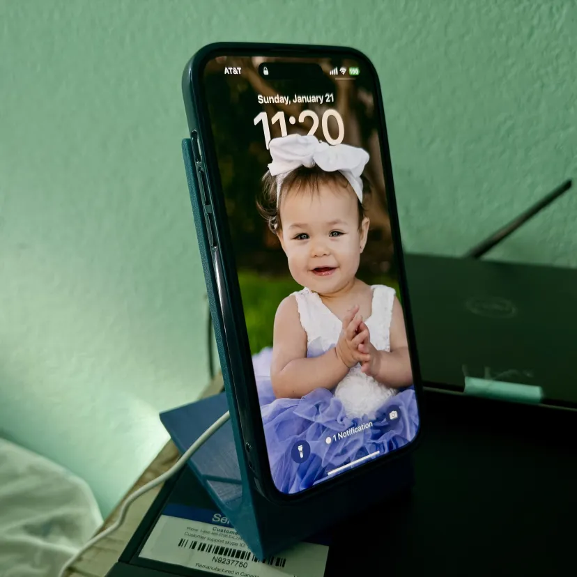 Giá đỡ iPhone tương thích với bộ sạc MagSafe 60mm