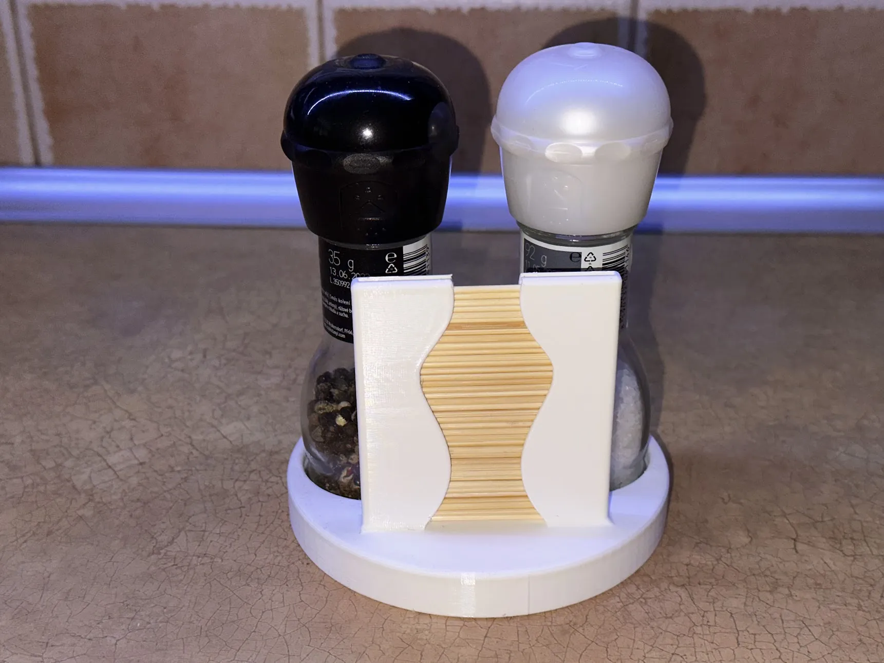 Giá đỡ cho máy xay Kotanyi và nơi để tăm