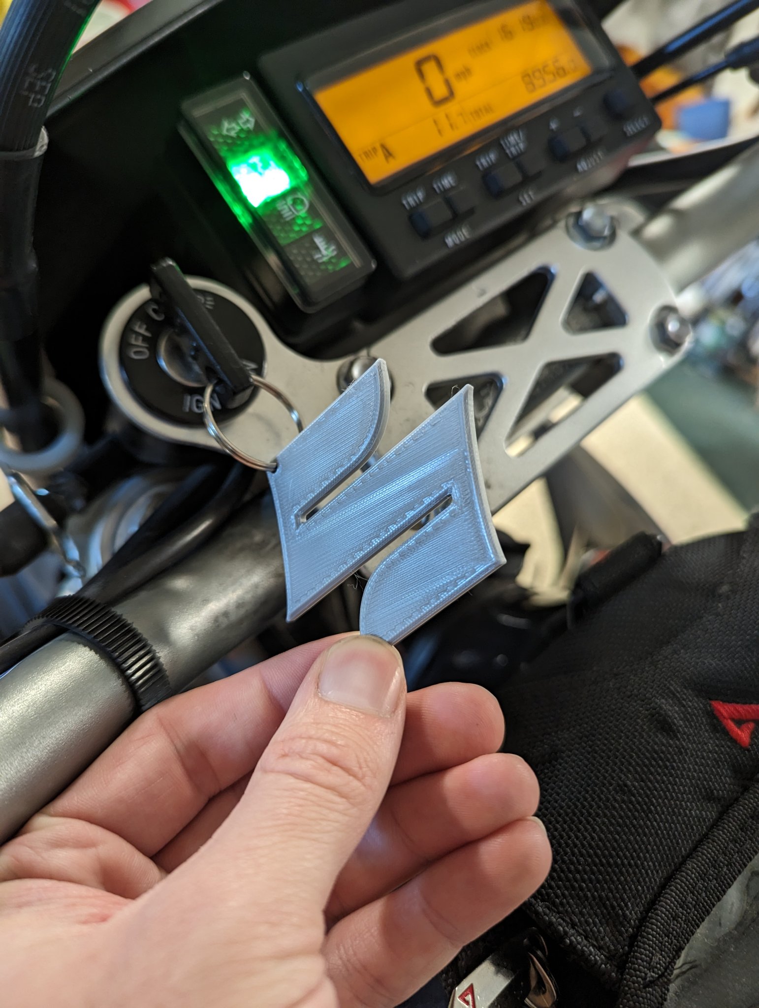 Móc chìa khóa hình chữ S của Suzuki với lỗ gắn nhẫn