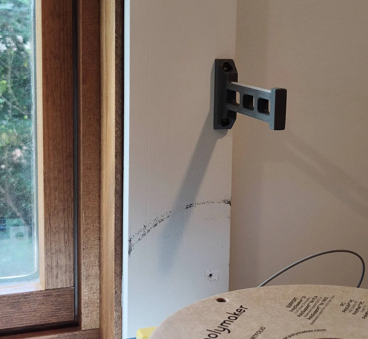 Giá đỡ cuộn filament gắn tường đơn giản kiểu Voron