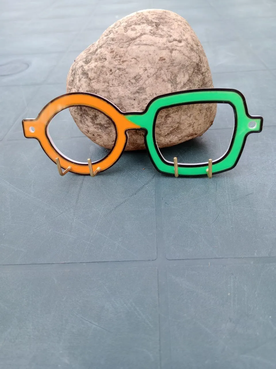 Móc khóa hình kính mắt thời trang