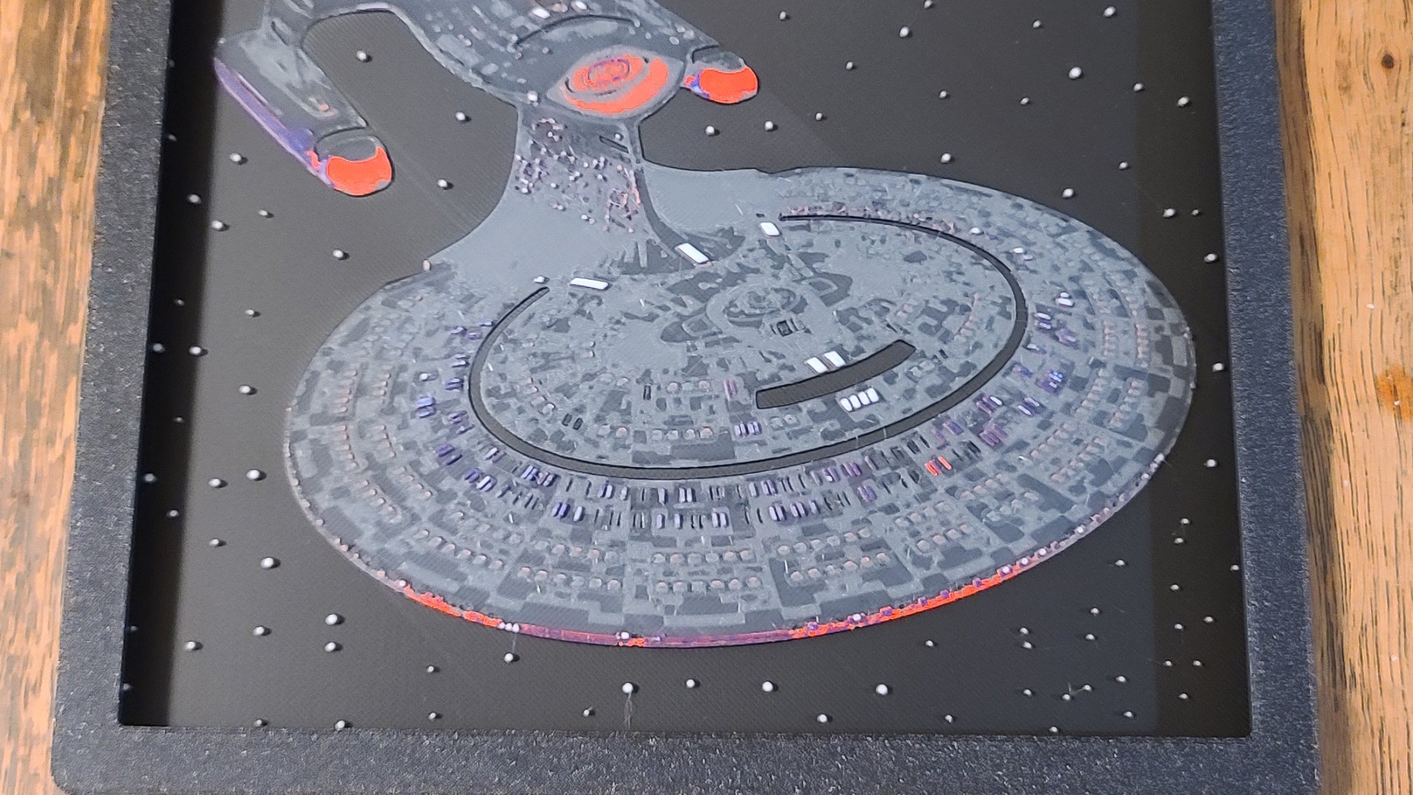 Mô hình Star Trek Enterprise D Hueforge với khung tùy chỉnh