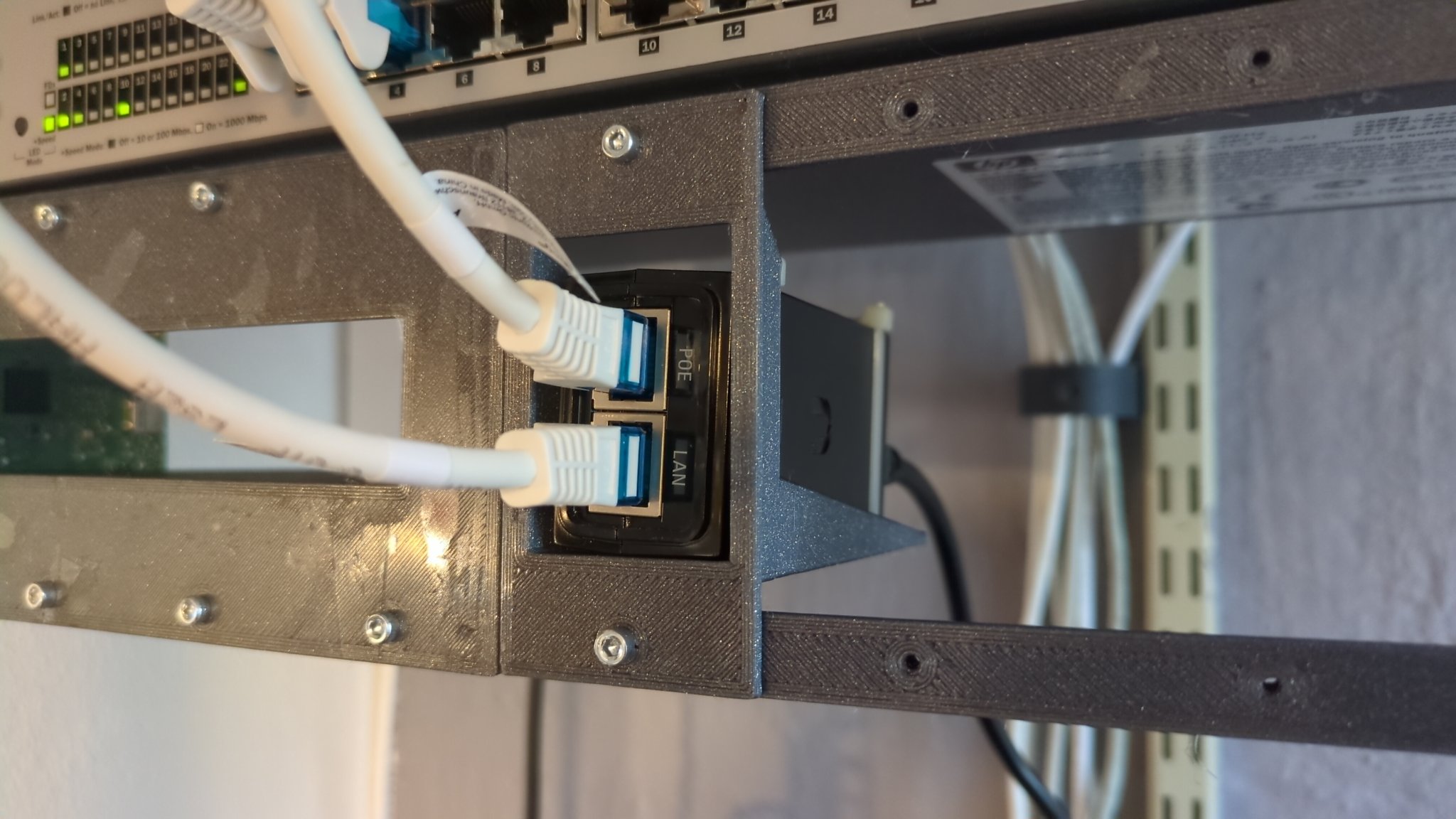 Giá đỡ PoE cho bộ cấp nguồn Ubiquiti Unifi