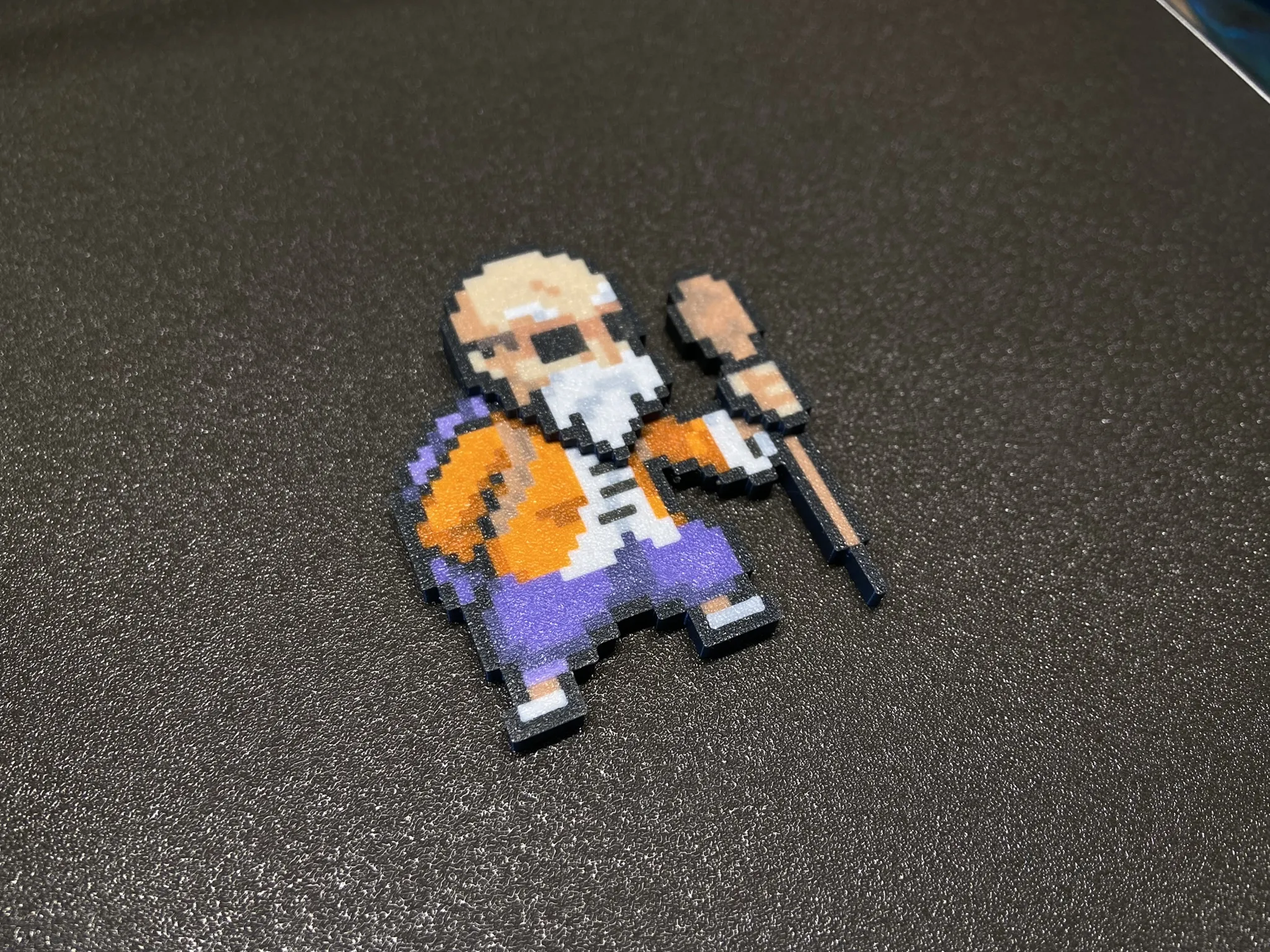 Nam diễn viên Master Roshi trong Dragon Ball Z với nam châm đa sắc
