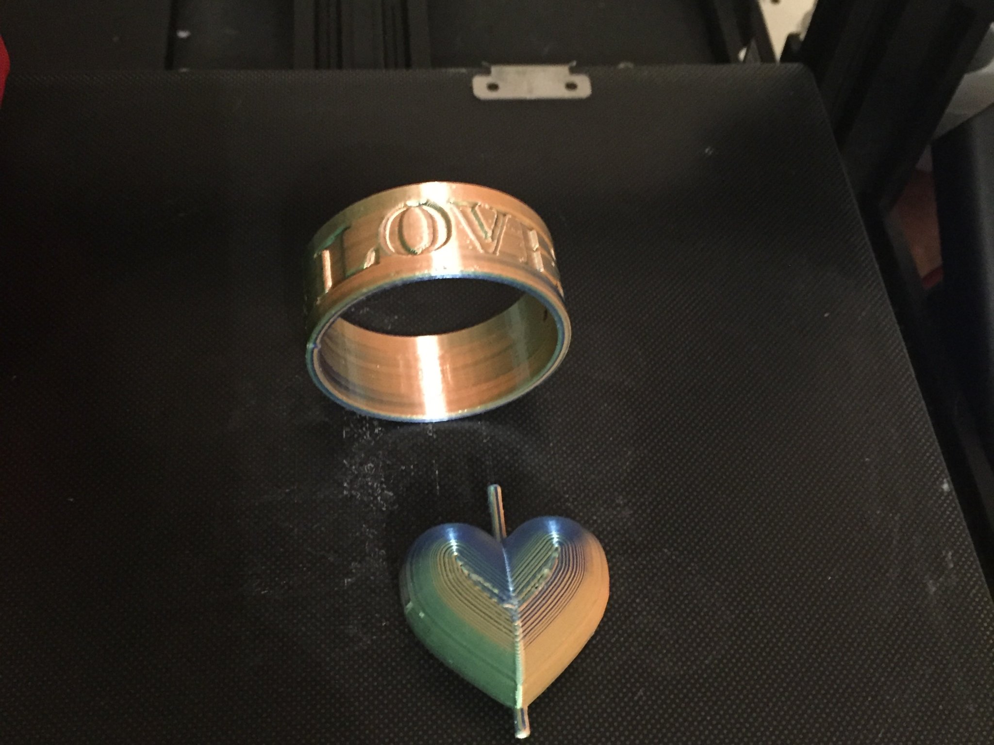 Trái tim xoay lấp lánh cho mùa xuân và lễ Phục sinh