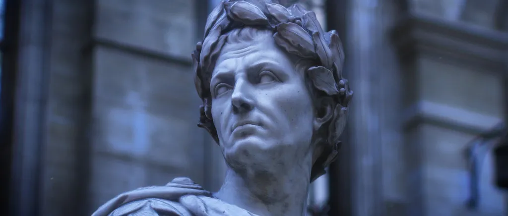 Tượng bán thân Julius Caesar từ Louvre