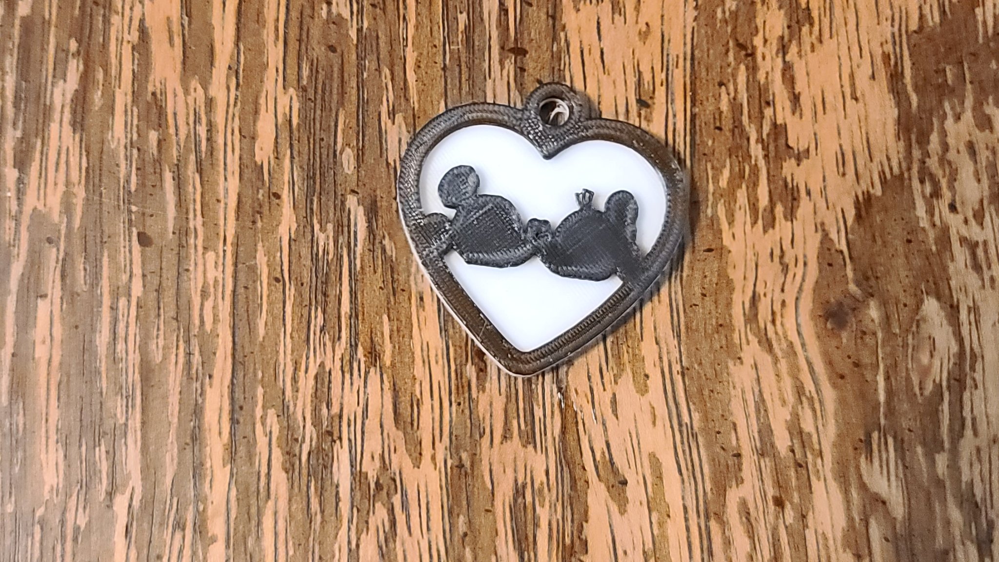 Bông tai hình trái tim Mickey với thiết kế thay đổi màu sắc