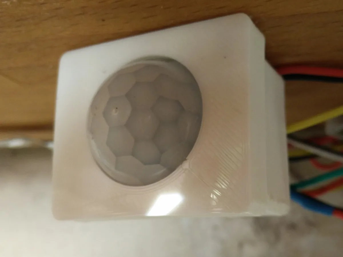 Hộp gắn cảm biến PIR với một ốc vít dưới bảng