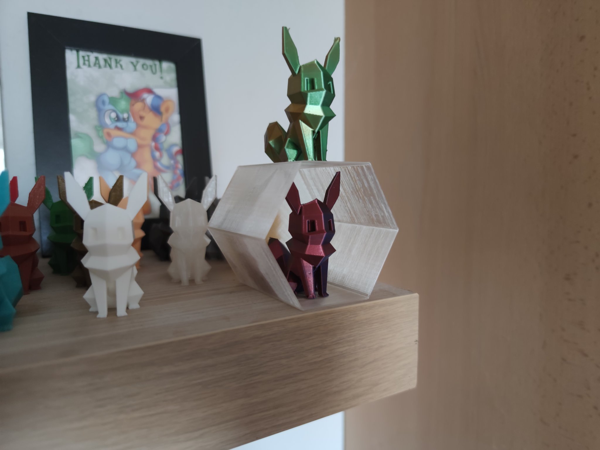 Giá đỡ hình lục giác cho Eevee phong cách Low Poly