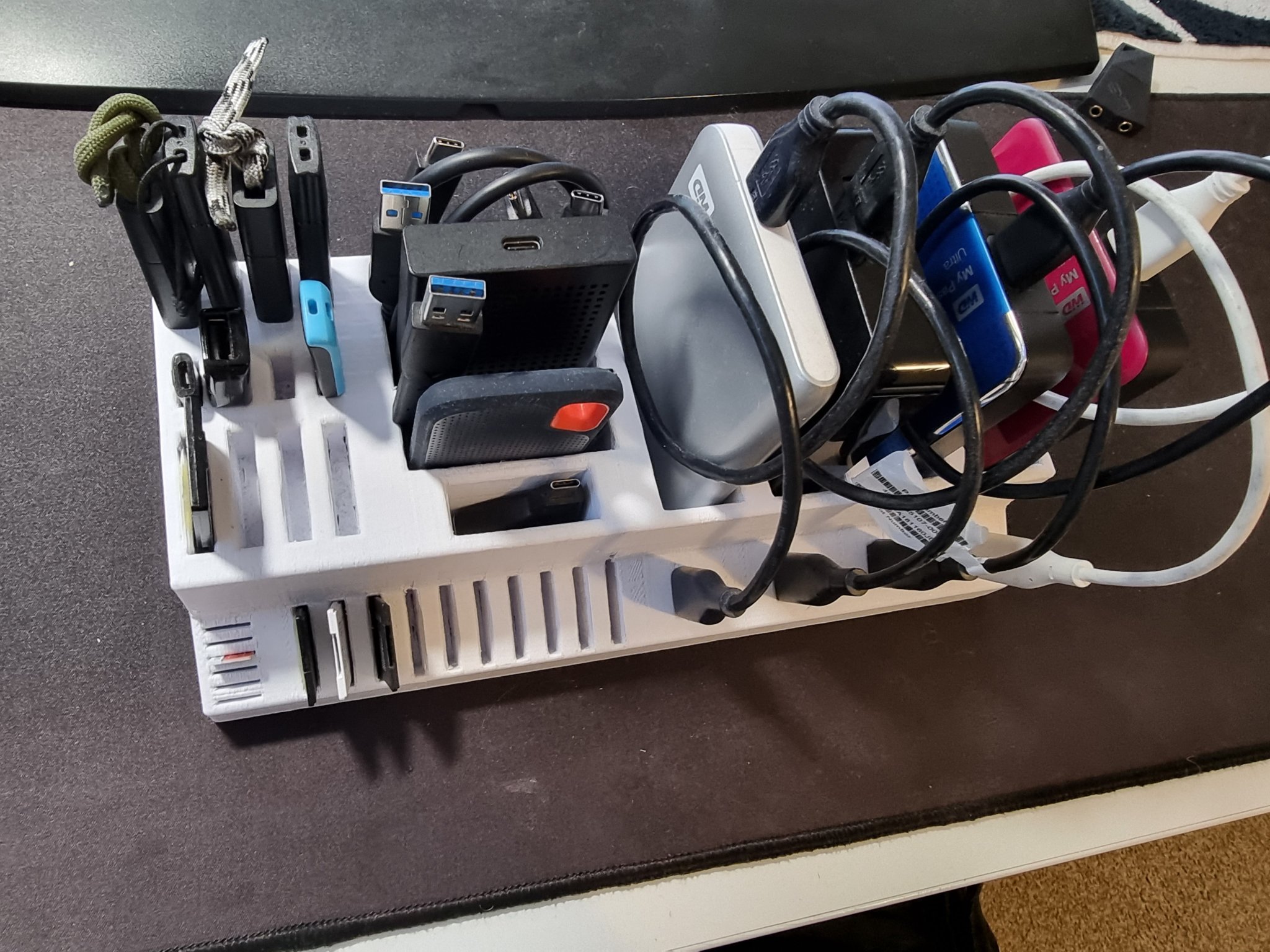 Giá đỡ lưu trữ ổ cứng và thẻ nhớ trên bàn làm việc