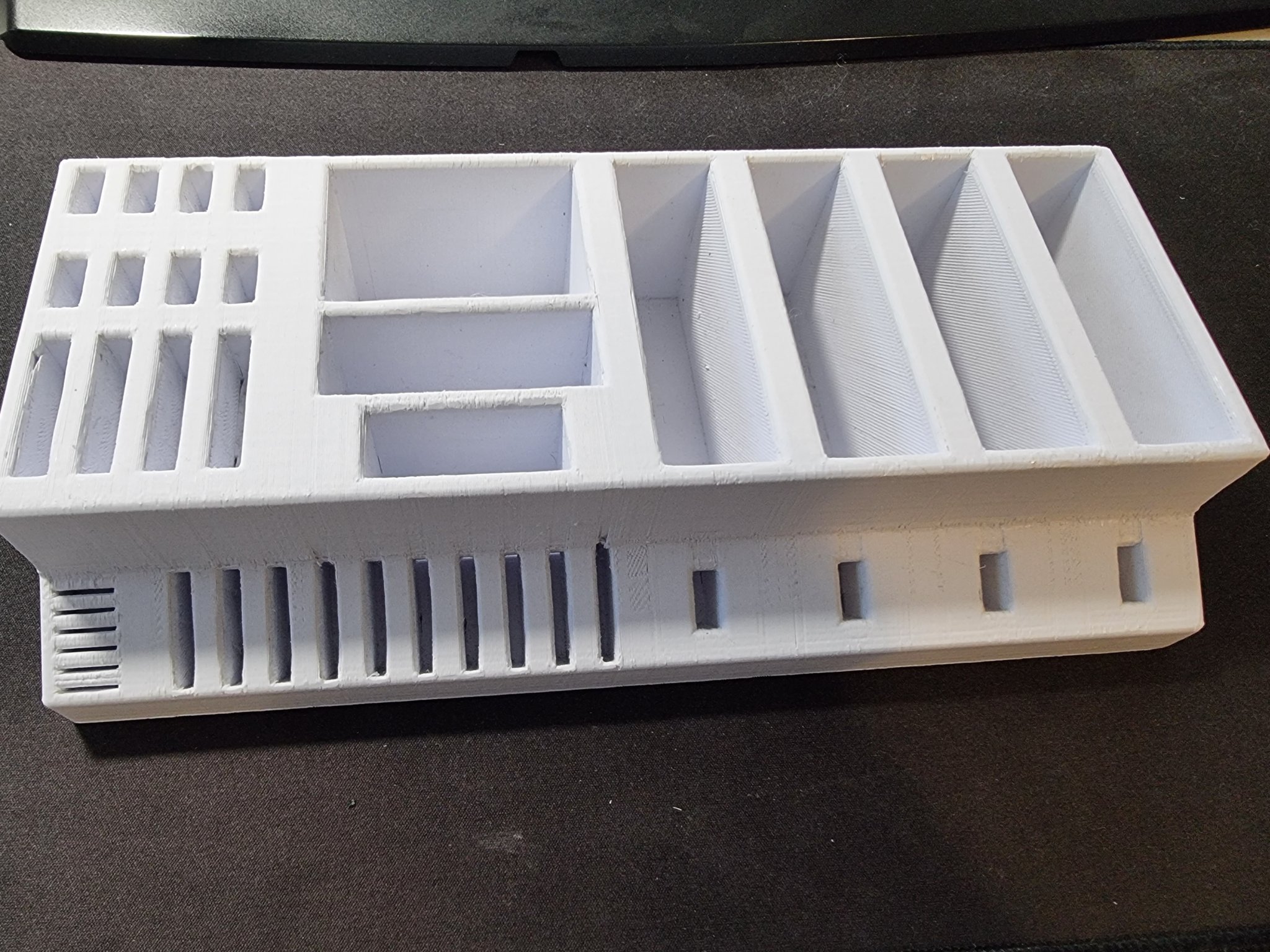 Giá đỡ lưu trữ ổ cứng và thẻ nhớ trên bàn làm việc