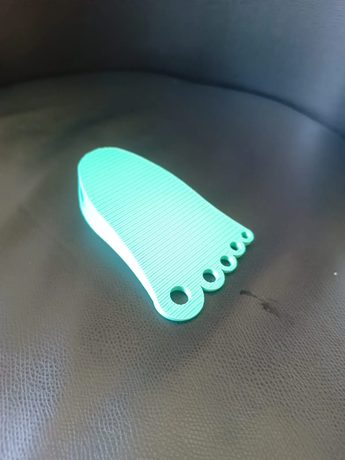 Giá đỡ cửa hình chân tiện lợi cho gia đình