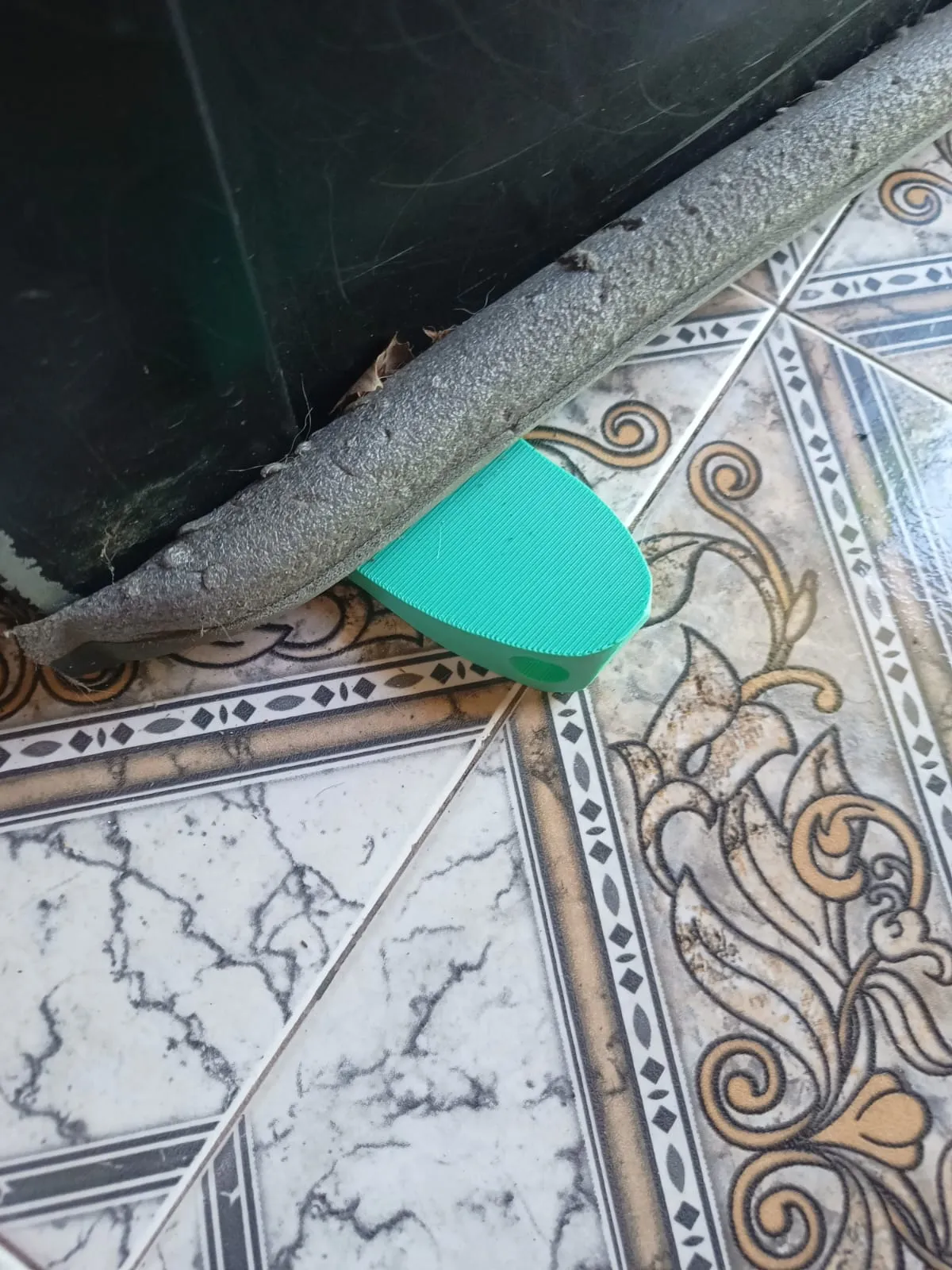 Giá đỡ cửa hình chân tiện lợi cho gia đình