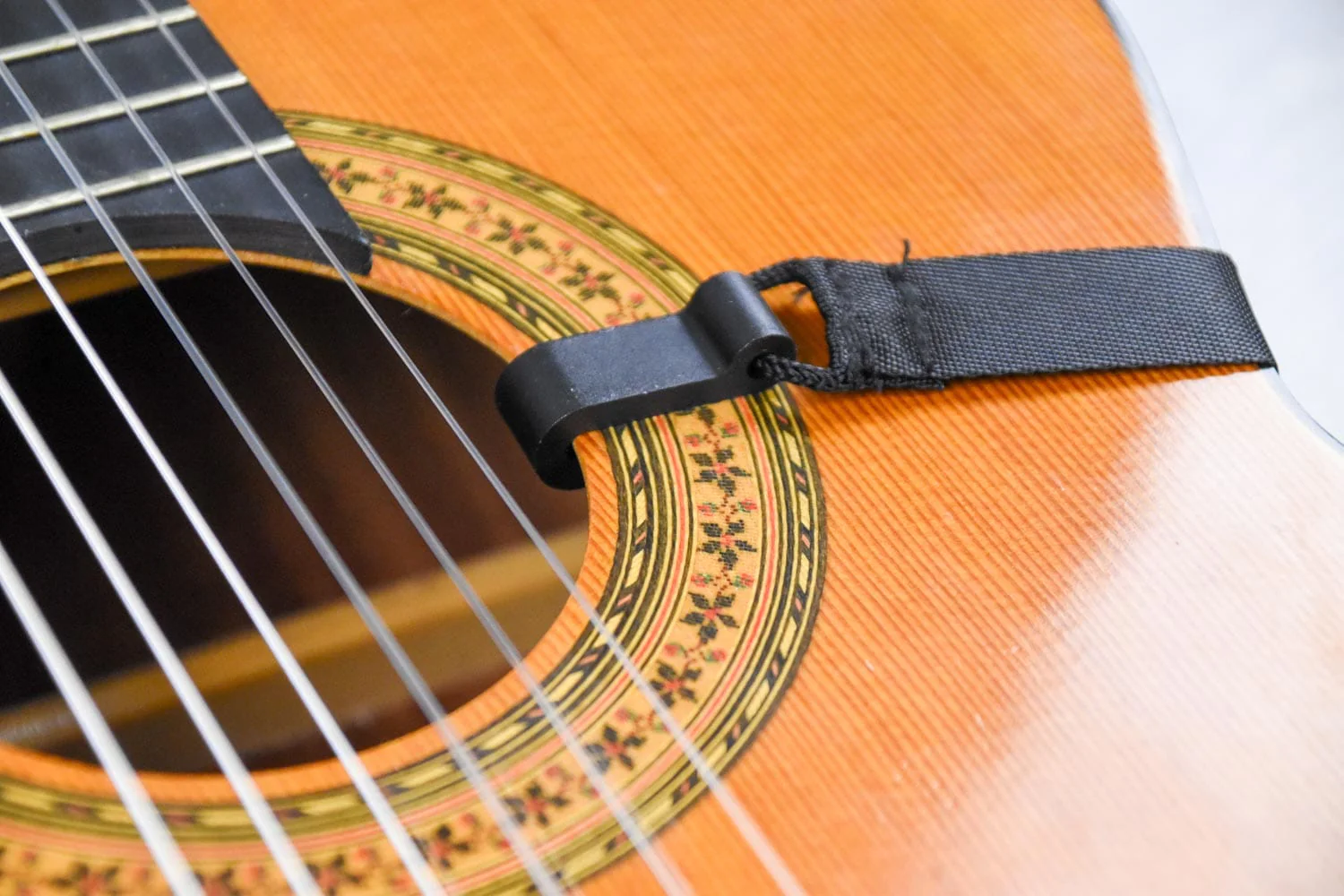 Giá đỡ dây đeo guitar gắn từ lỗ âm thanh