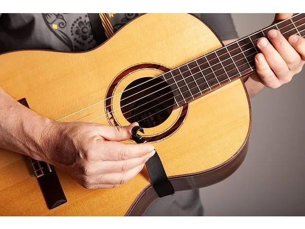 Giá đỡ dây đeo guitar gắn từ lỗ âm thanh