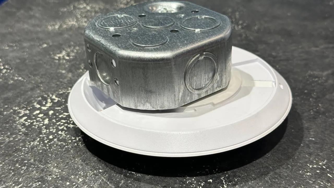 Giá đỡ hộp octagon tương thích với Ubiquiti u6+ và u6-lite