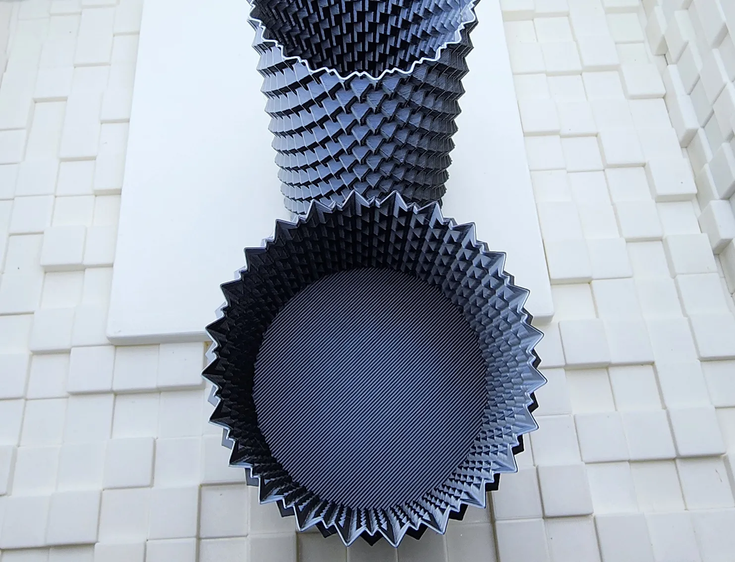 Bình hoa xoắn ốc với tỷ lệ cao hoặc rộng