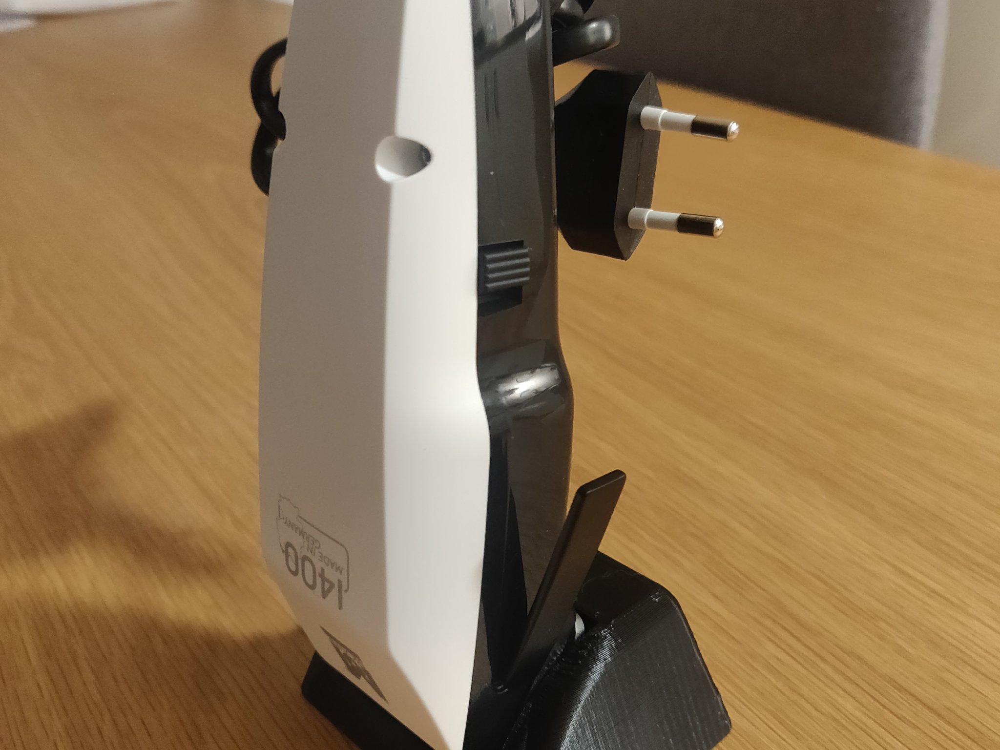 Giá đỡ đứng cho máy cắt tóc Moser 1400