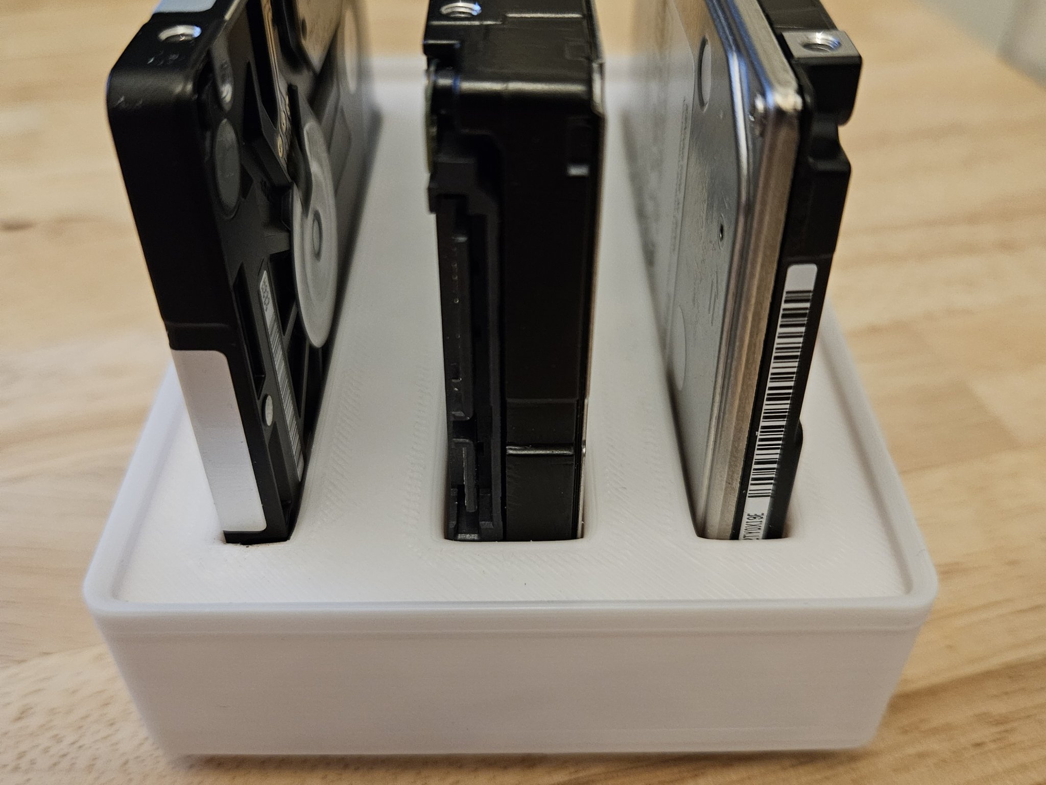 Khay lưu trữ HDD/SSD Gridfinity với 3 kích thước khe khác nhau