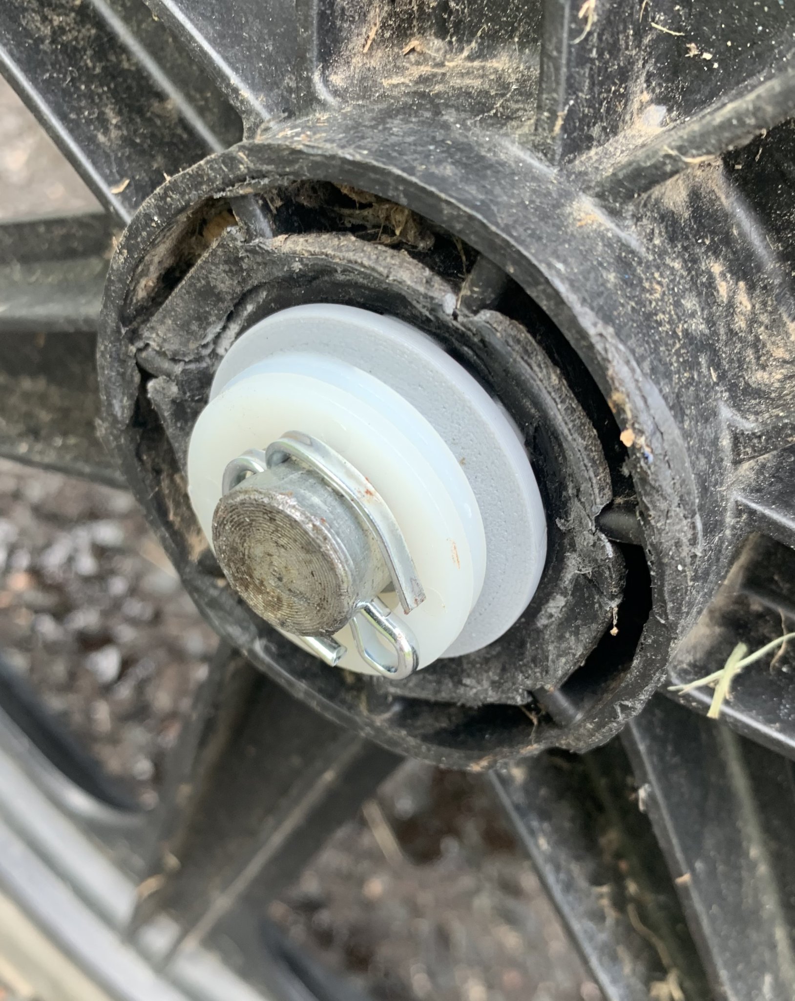 Trục bánh xe thay thế cho xe đẩy Rubbermaid Big Wheel 5642