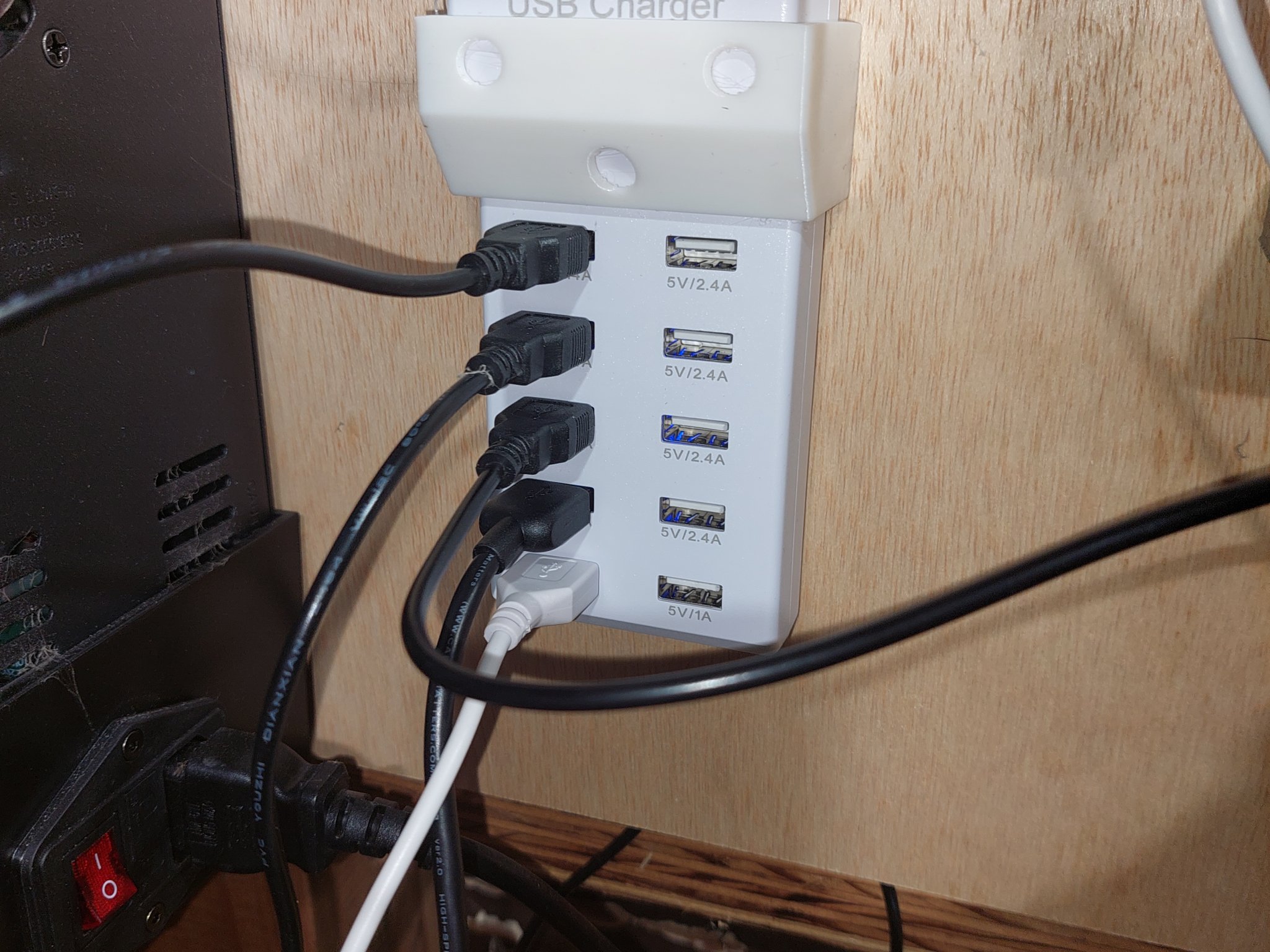 Giá đỡ tường cho nguồn điện USB