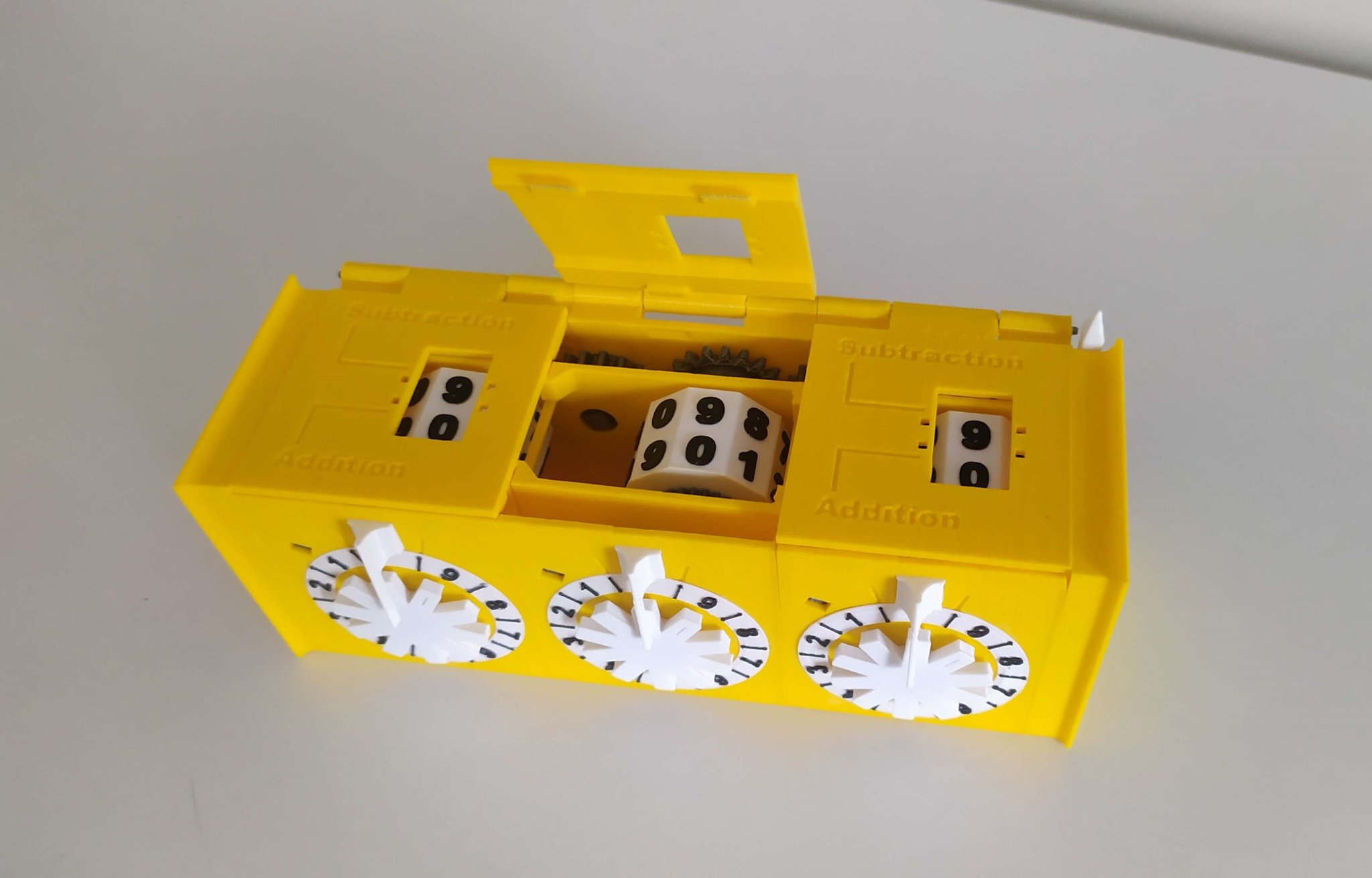 Cơ chế Pascaline với bản cải tiến và bản lề hỗ trợ