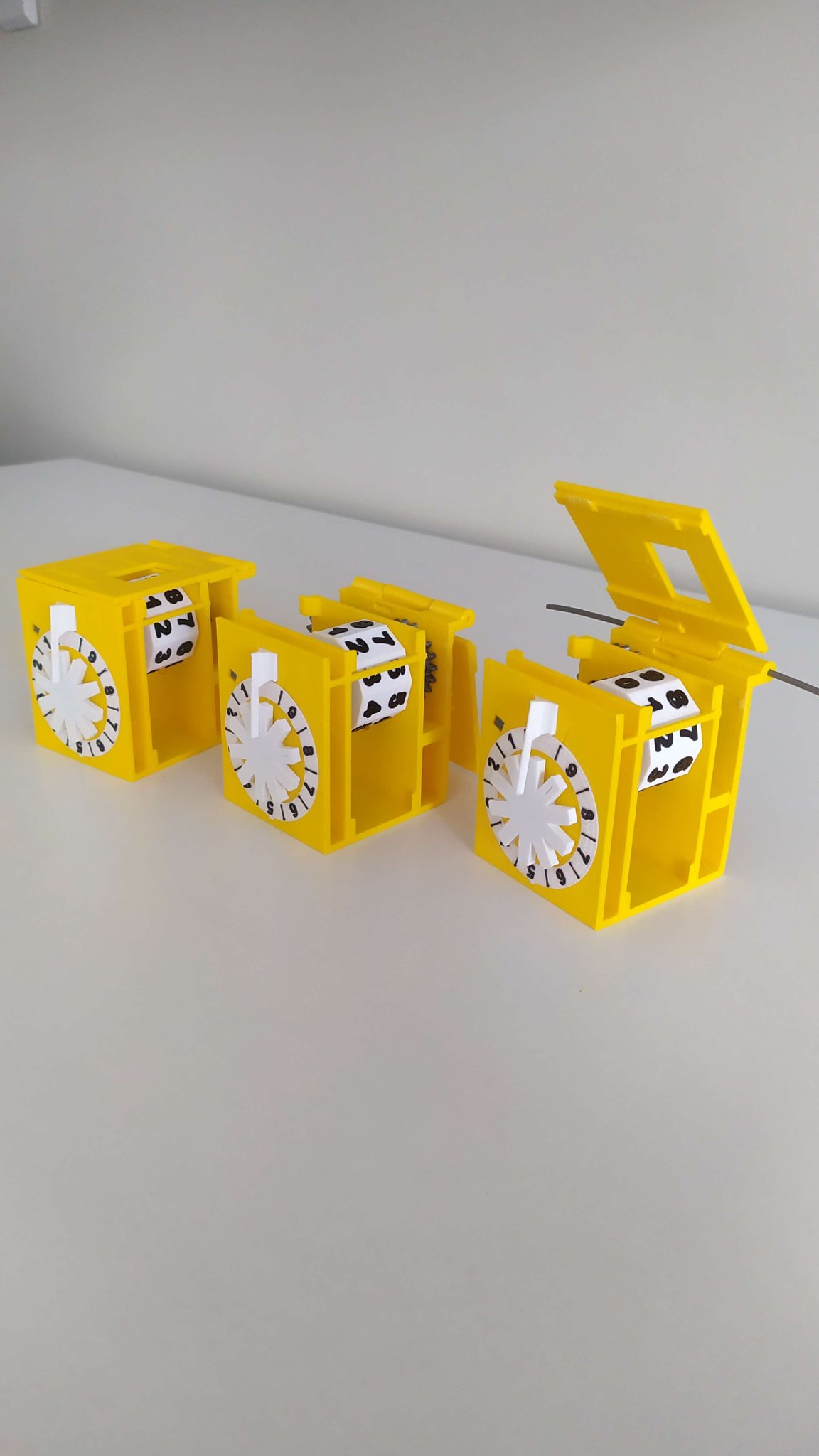 Cơ chế Pascaline với bản cải tiến và bản lề hỗ trợ