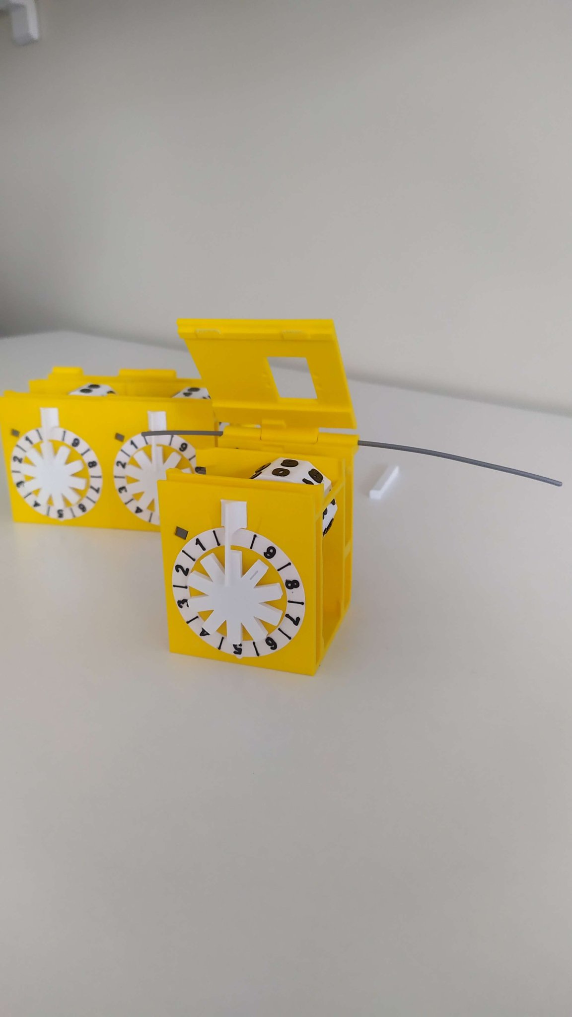 Cơ chế Pascaline với bản cải tiến và bản lề hỗ trợ