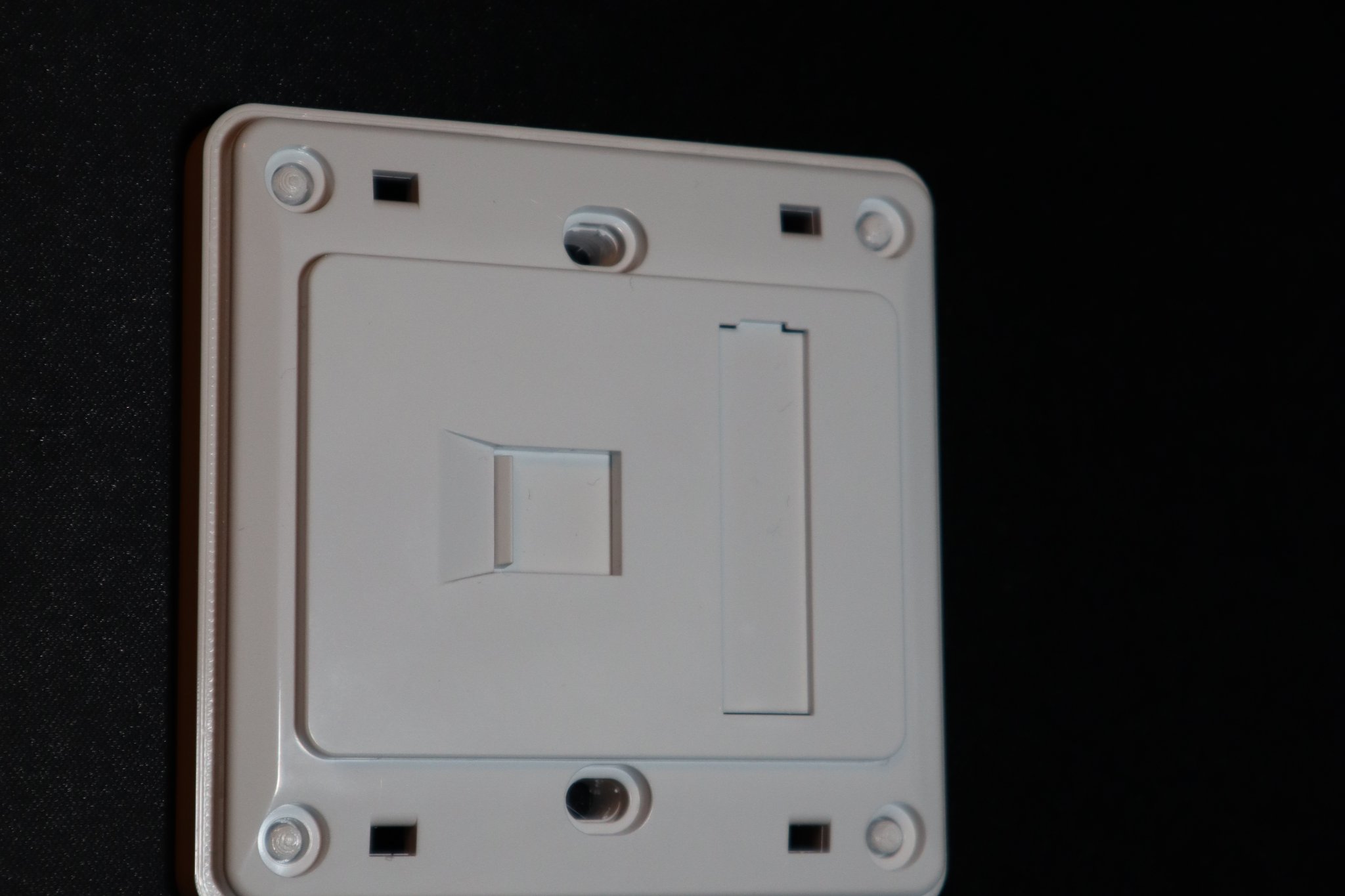 Khung mở rộng ổ cắm mạng Deltaco mỏng 8 mm