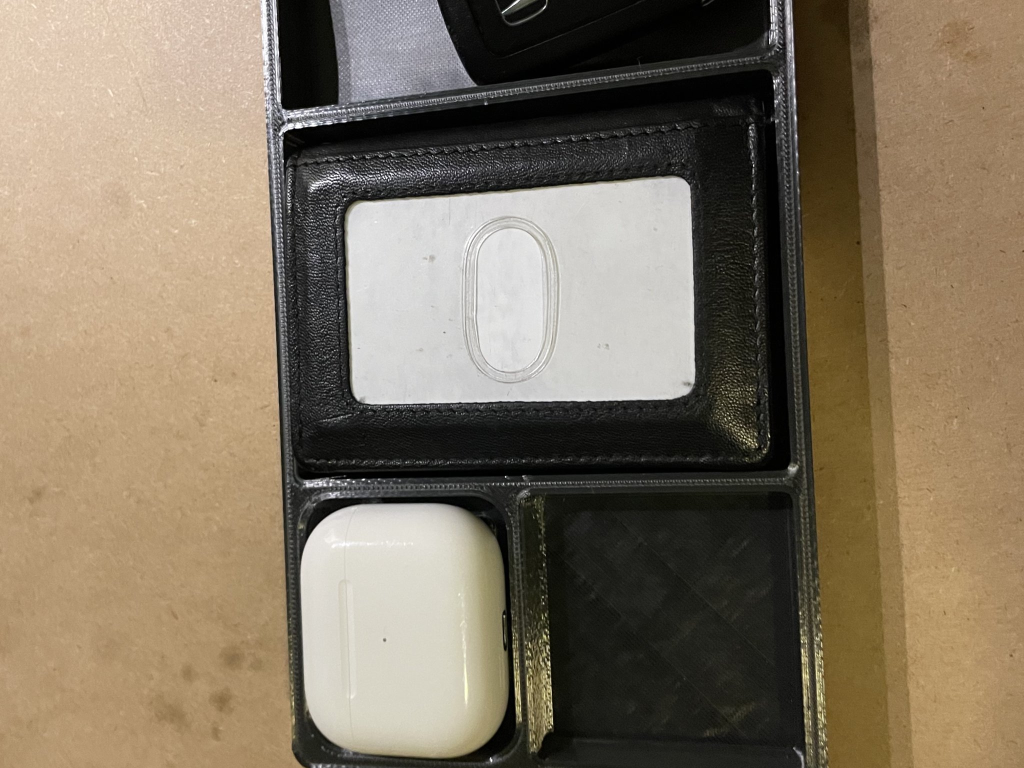 Khay đựng đồ kiêm sạc không dây cho AirPods