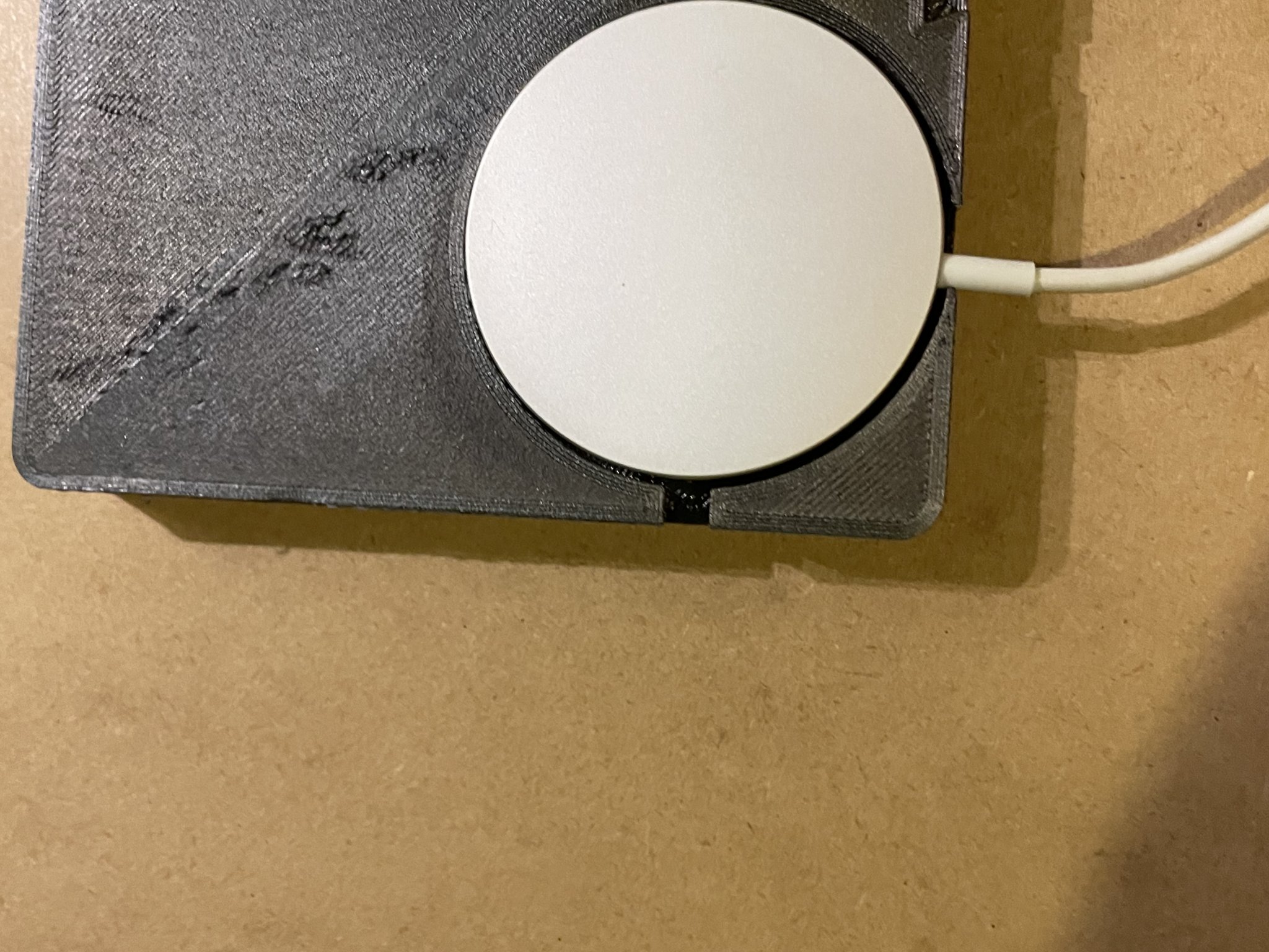 Khay đựng đồ kiêm sạc không dây cho AirPods