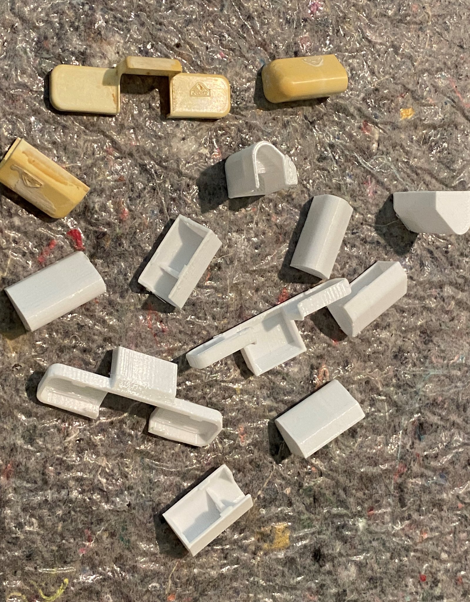 Nắp che bản lề cửa sổ thay thế sau 30 năm sử dụng