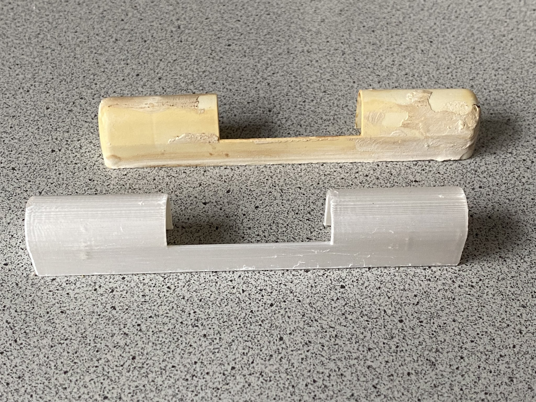 Nắp che bản lề cửa sổ thay thế sau 30 năm sử dụng