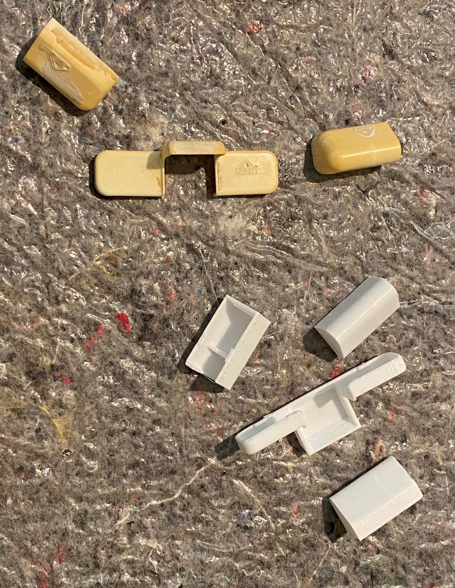 Nắp che bản lề cửa sổ thay thế sau 30 năm sử dụng