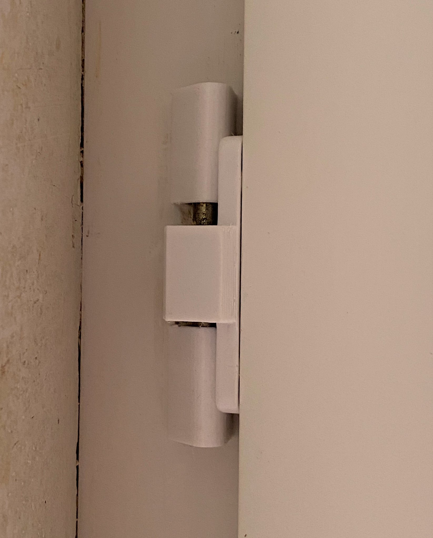 Nắp che bản lề cửa sổ thay thế sau 30 năm sử dụng