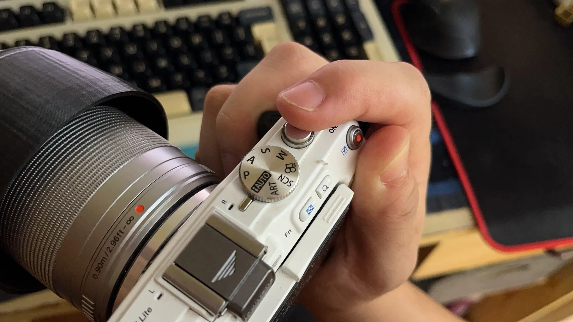 Giá đỡ camera Olympus E-PL5 cho phép chụp ổn định