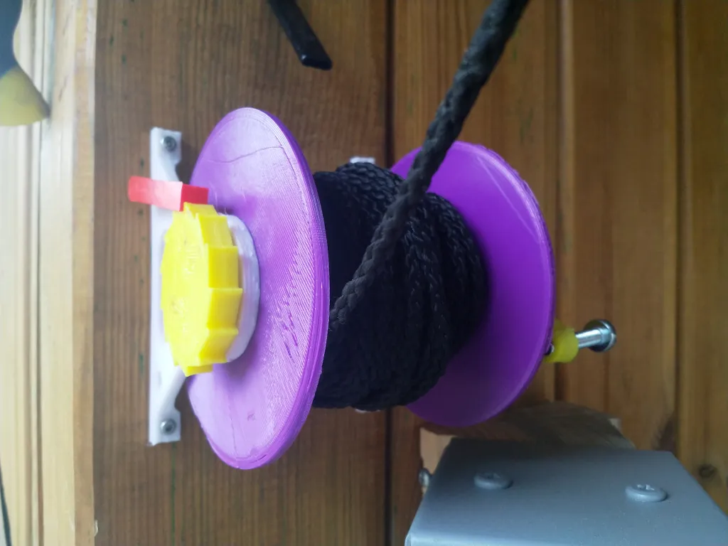 Reel treo tường đơn giản với phanh