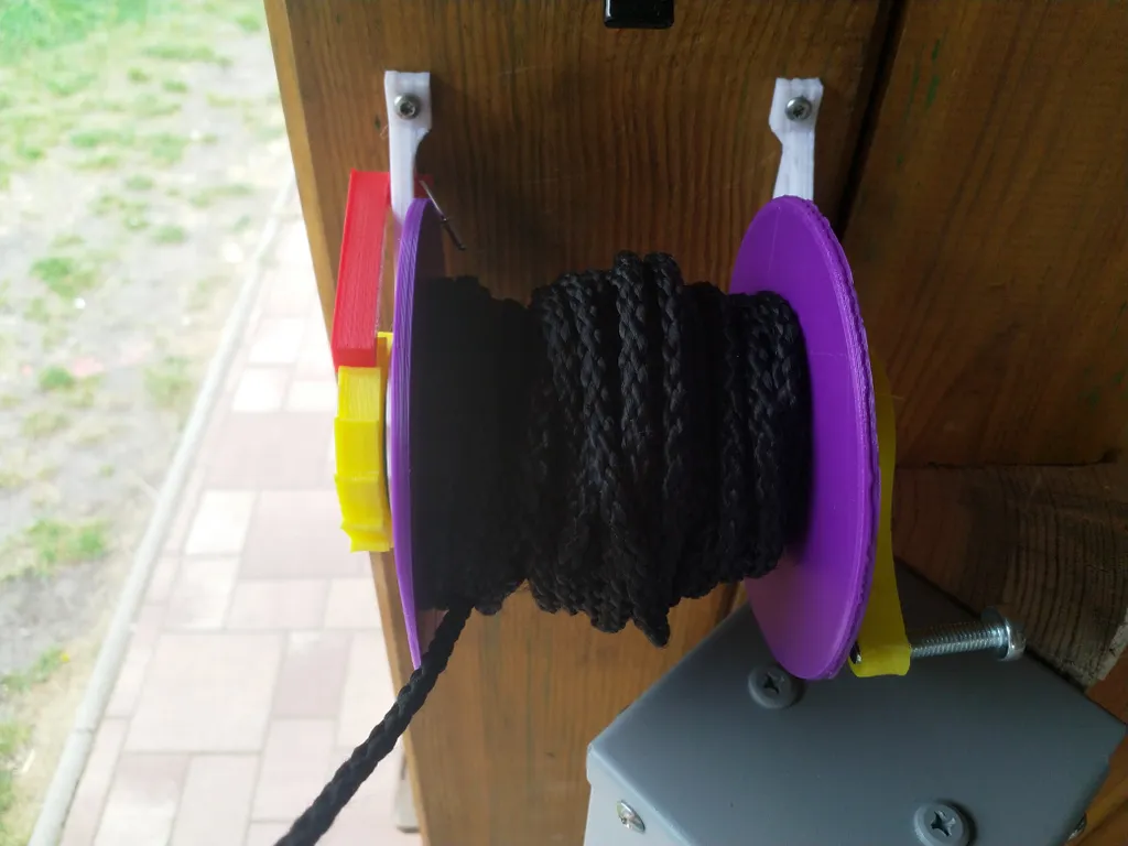 Reel treo tường đơn giản với phanh