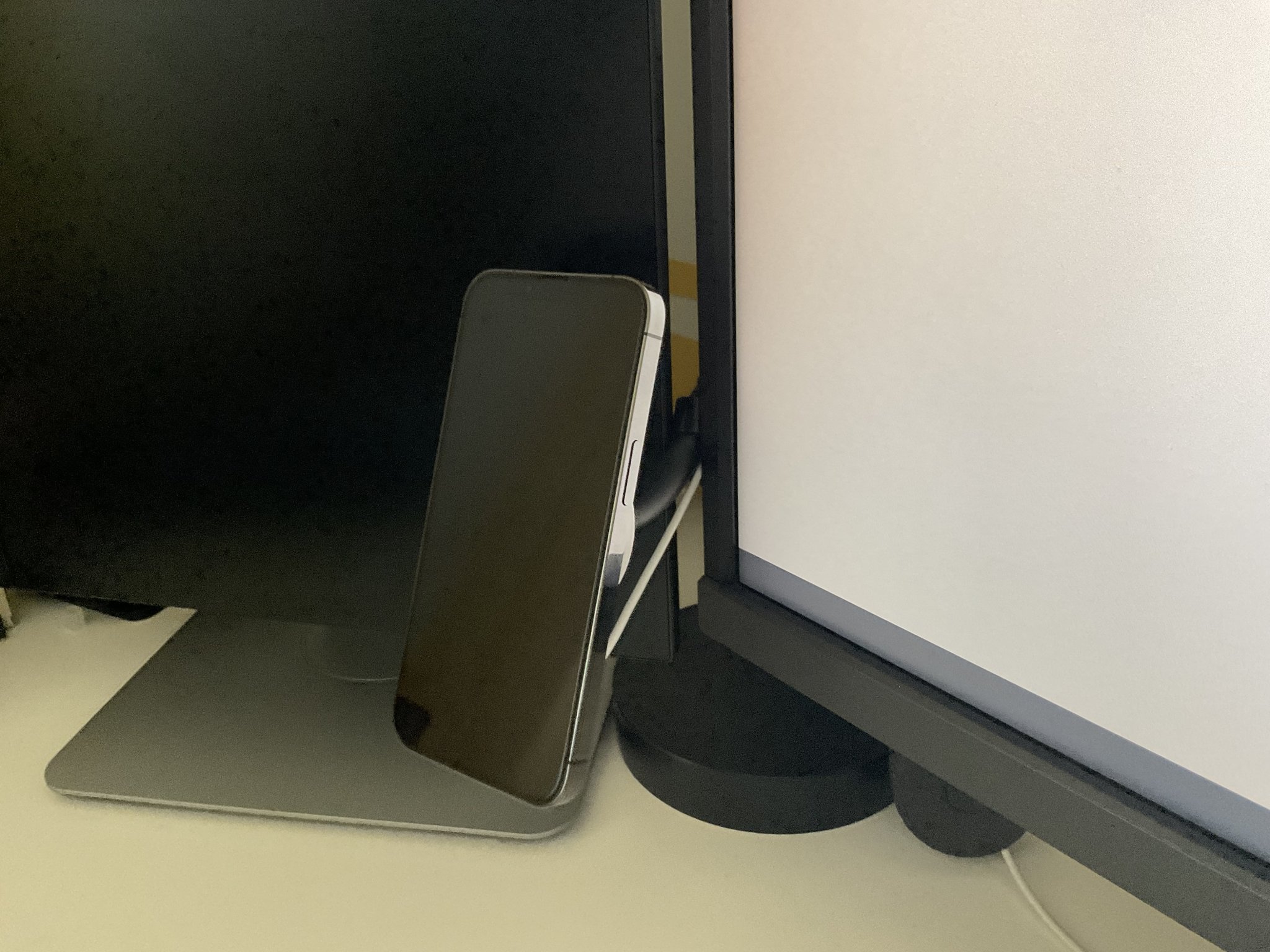 Bộ chuyển đổi MagSafe cho giá đỡ điện thoại Ikea LÅNESPELARE