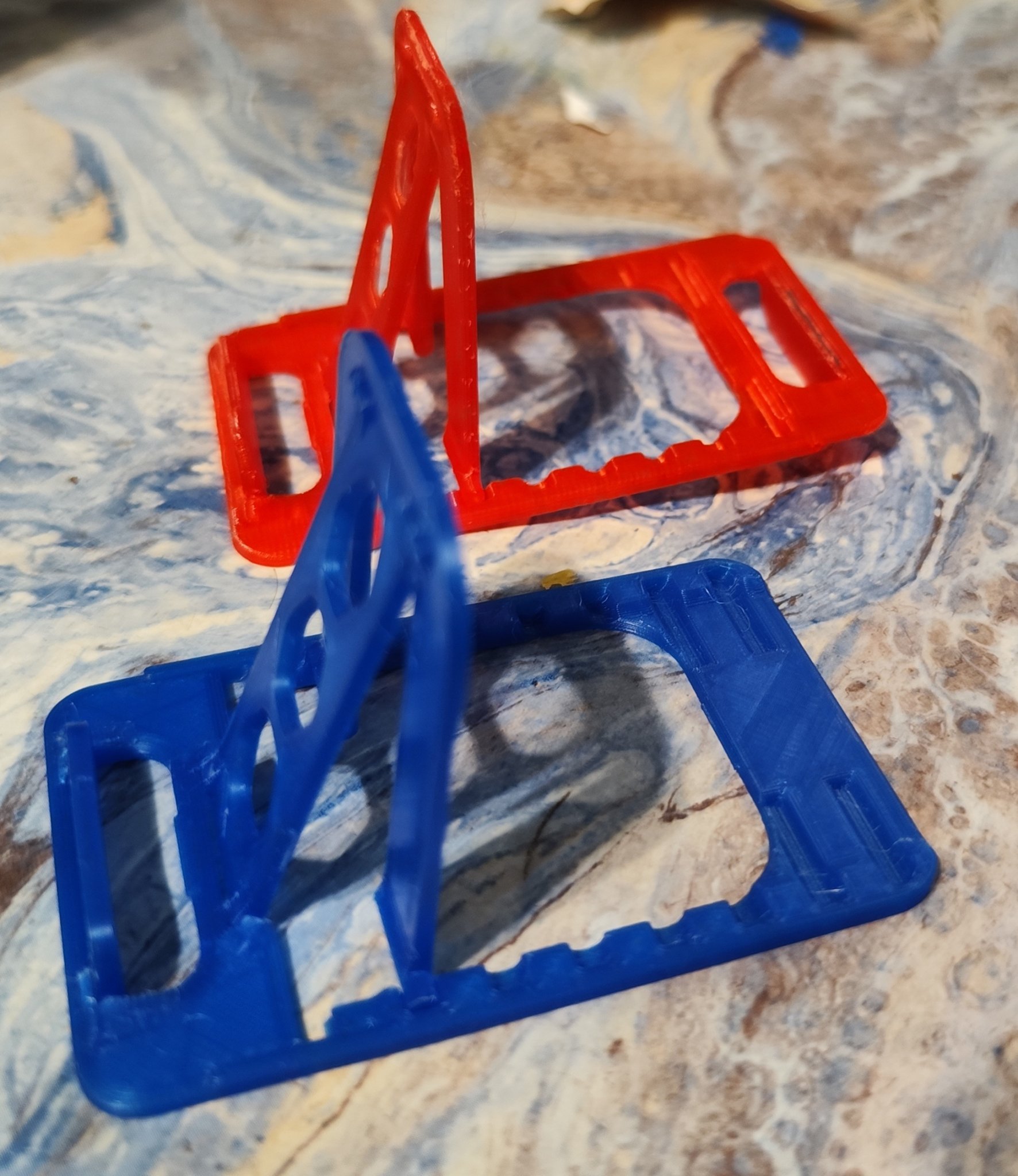 Giá đỡ điện thoại/tablet gập phẳng với chiều cao tăng thêm