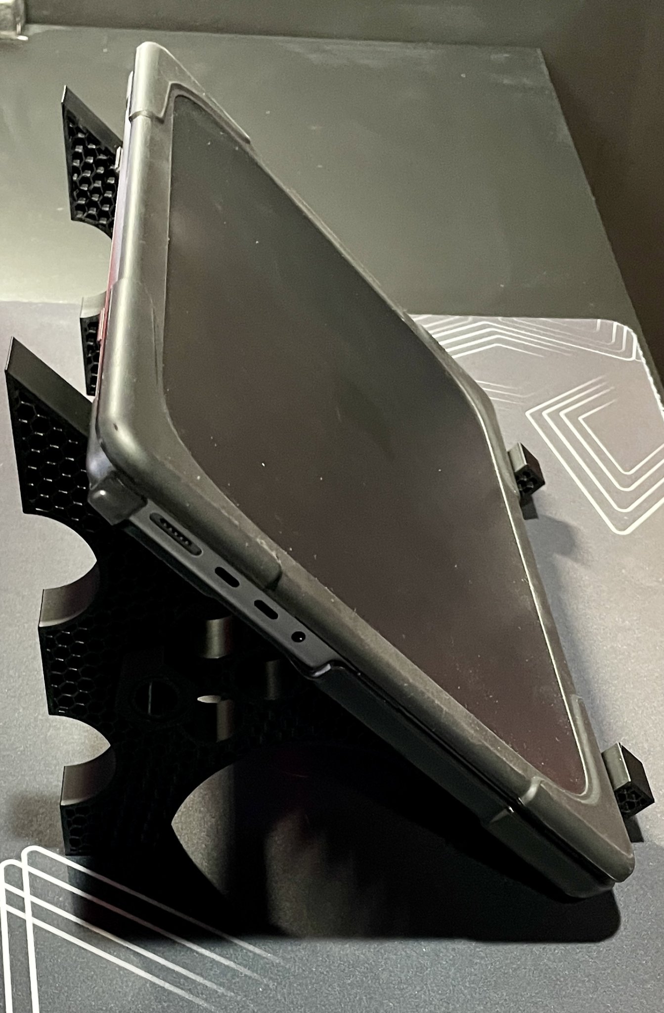 Giá đỡ laptop với kết nối và đai khóa