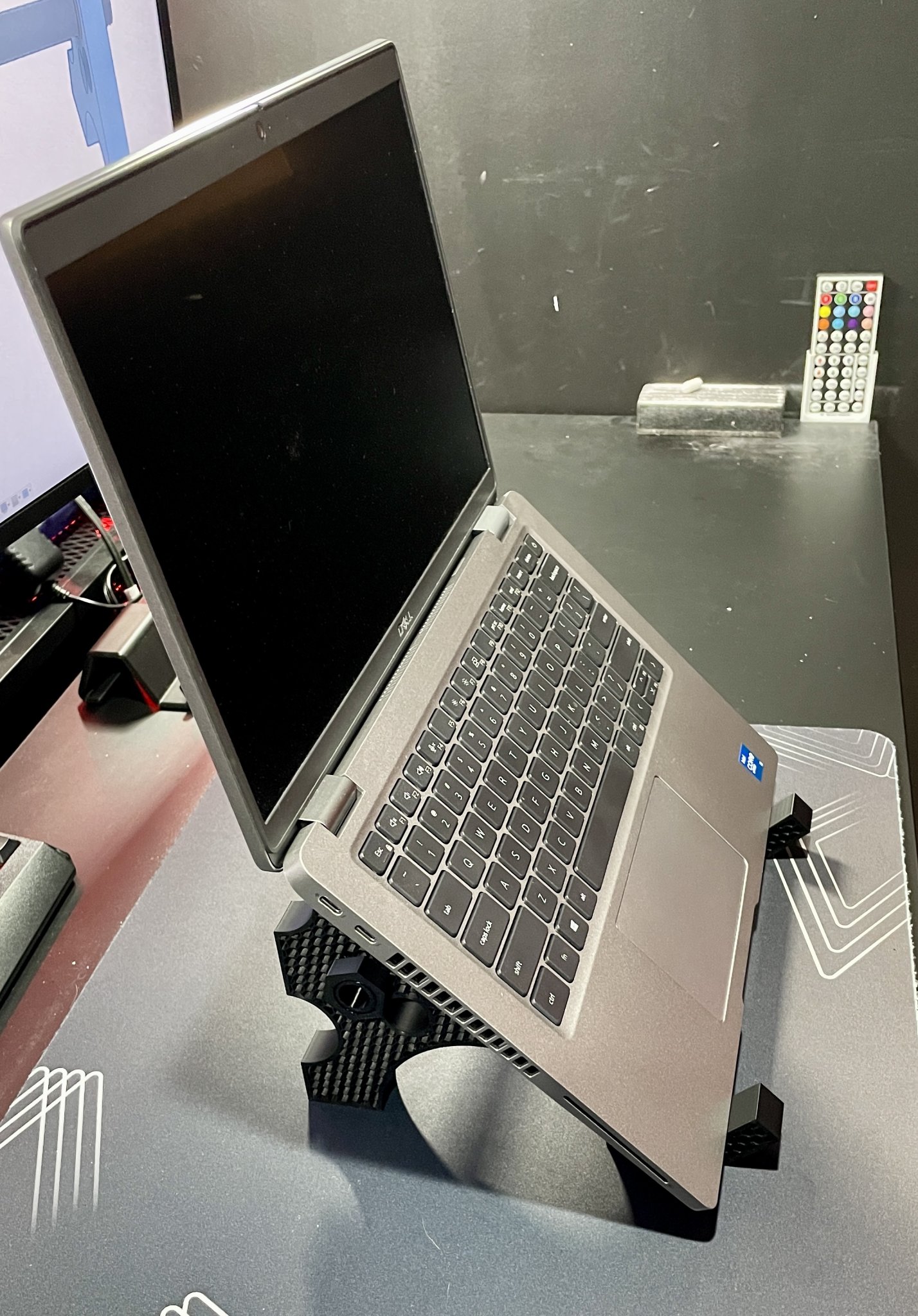 Giá đỡ laptop với kết nối và đai khóa