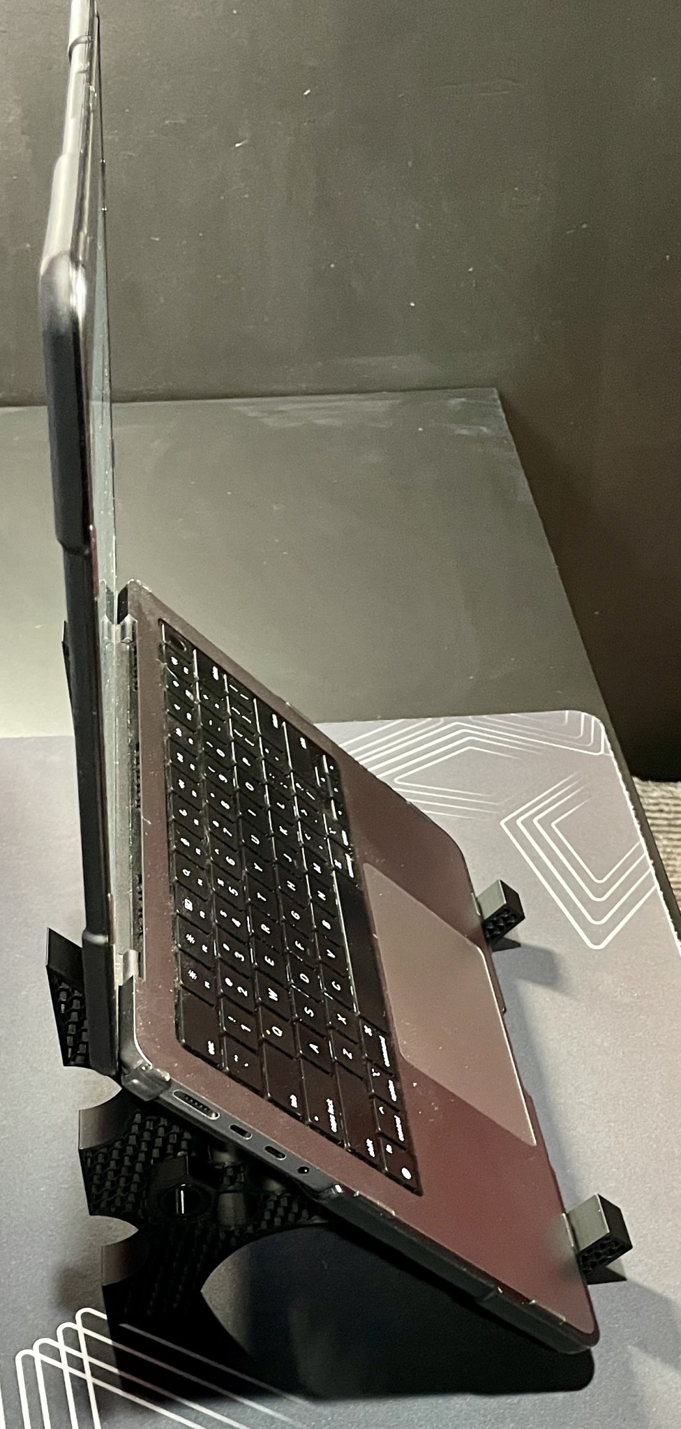 Giá đỡ laptop với kết nối và đai khóa