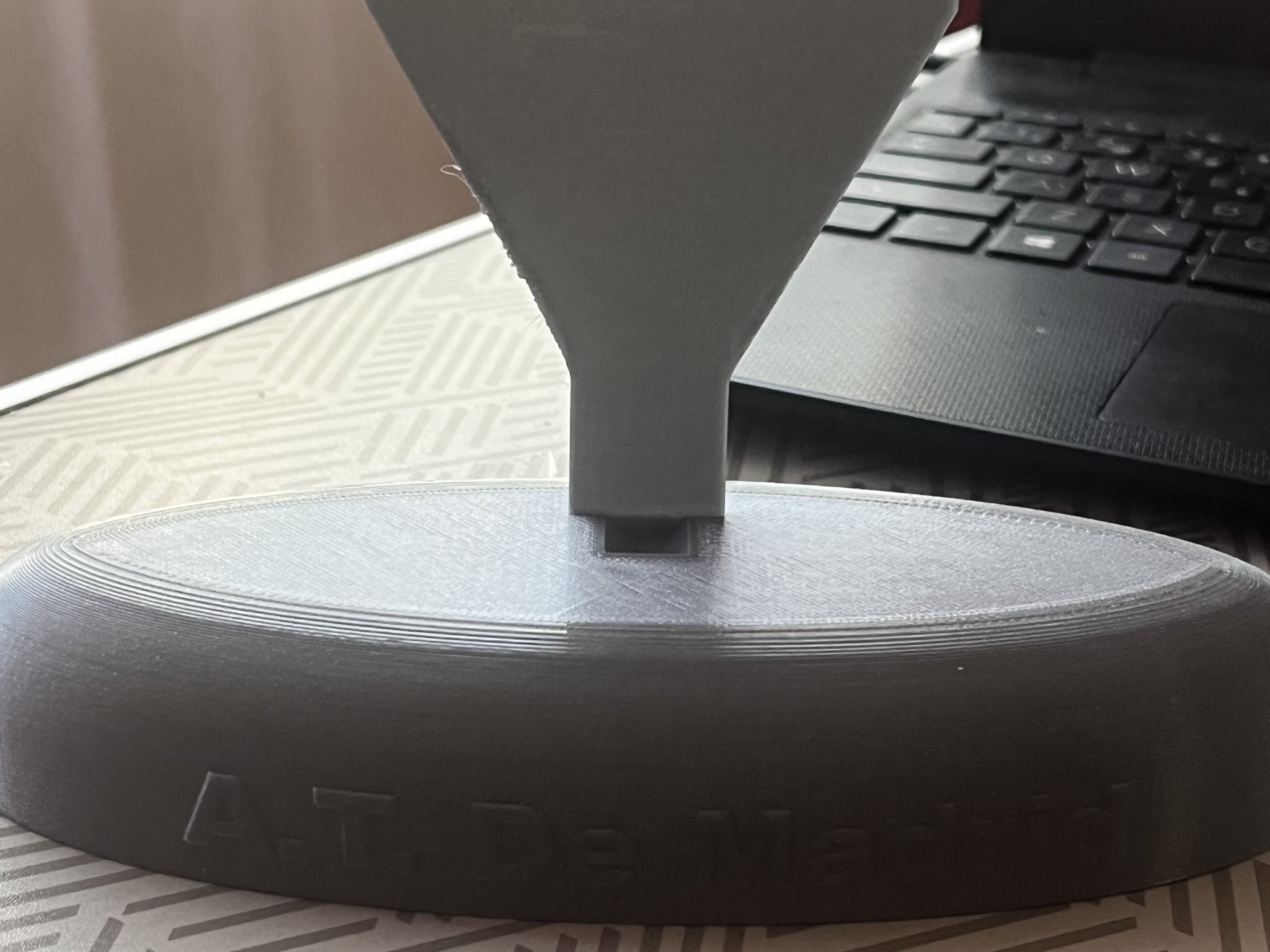 Giá đỡ cho huy hiệu Atletico de Madrid ở tỷ lệ 65%