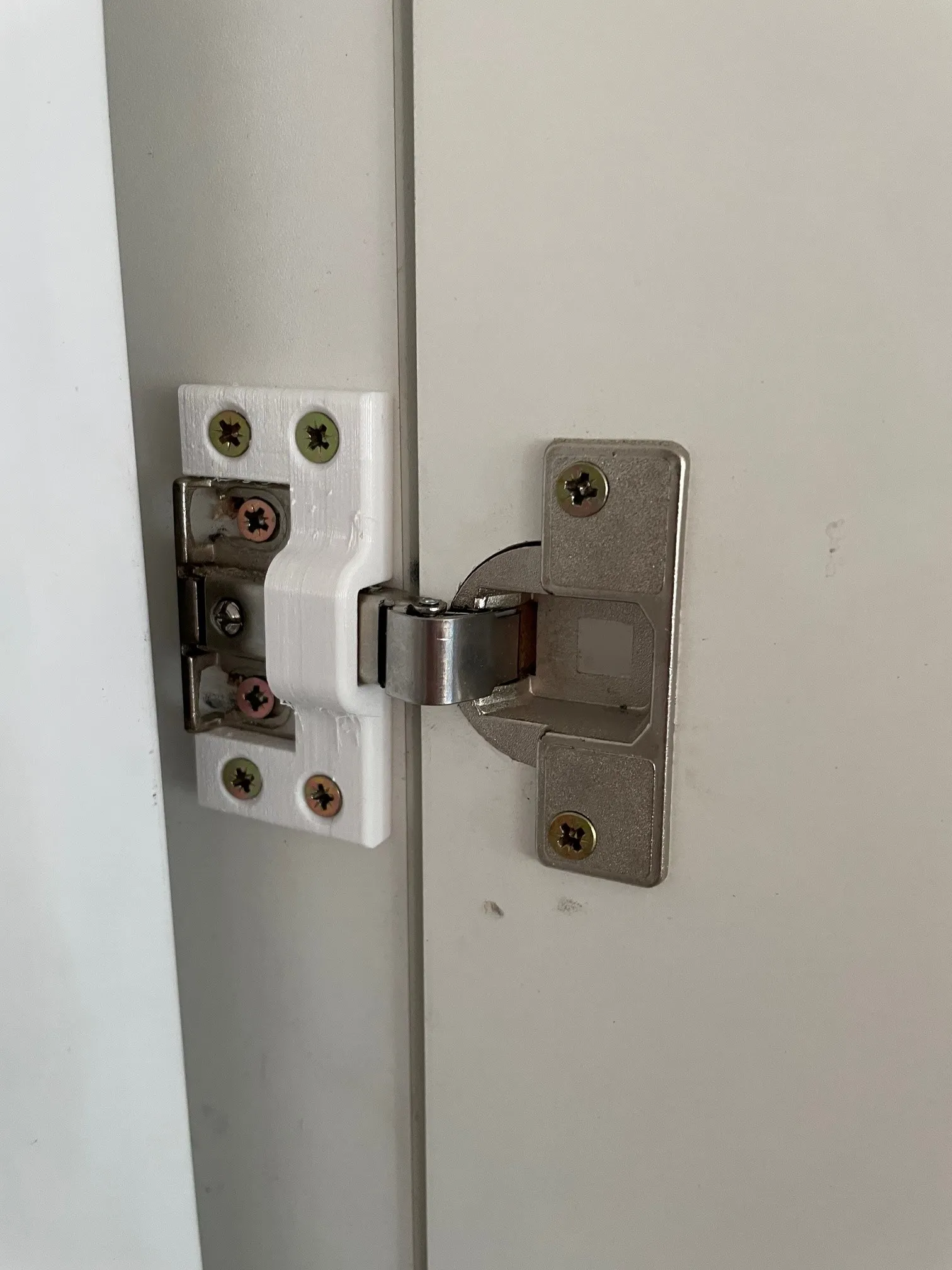 Sửa chữa bản lề tủ lạnh bị hỏng