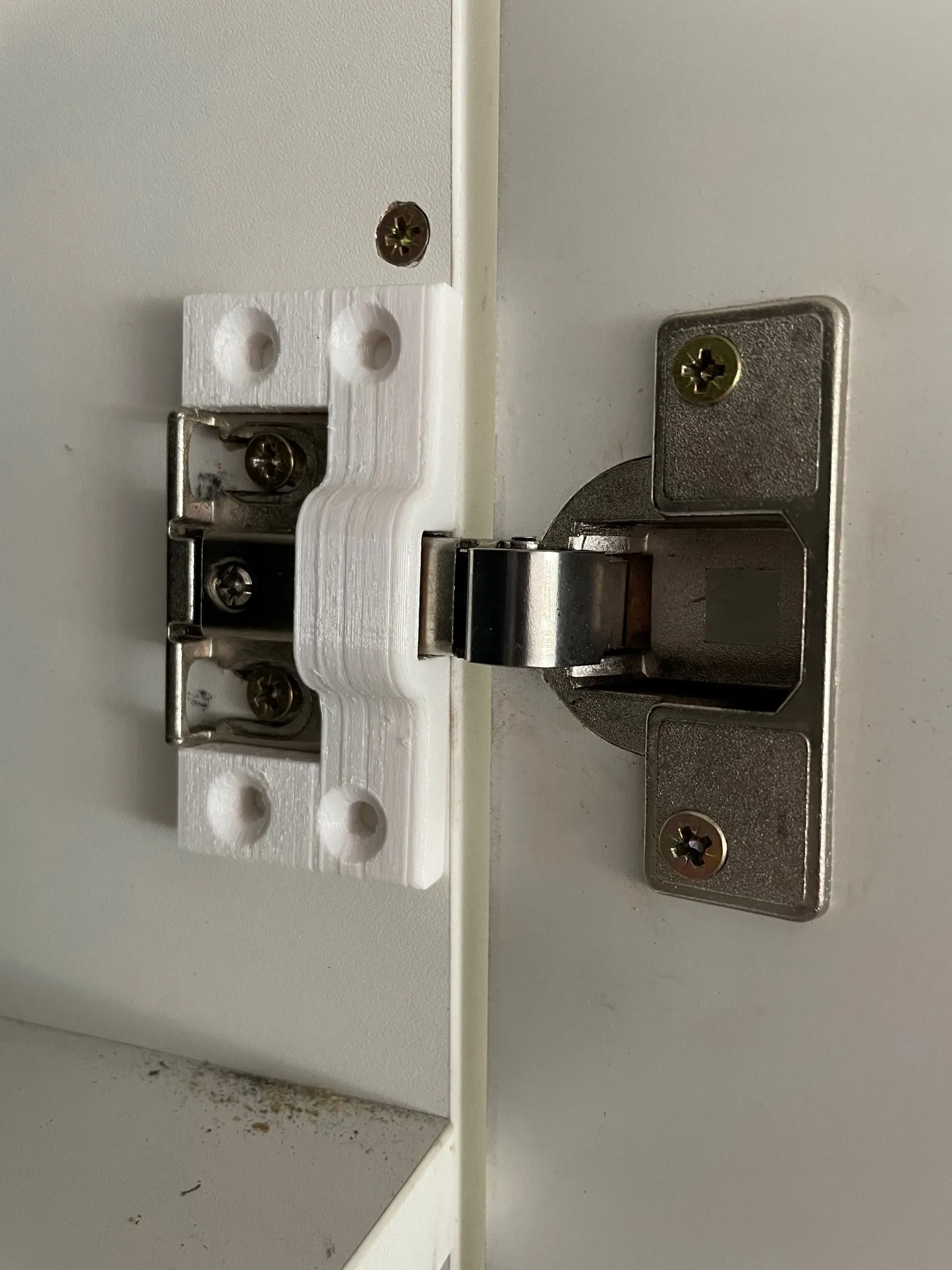 Sửa chữa bản lề tủ lạnh bị hỏng