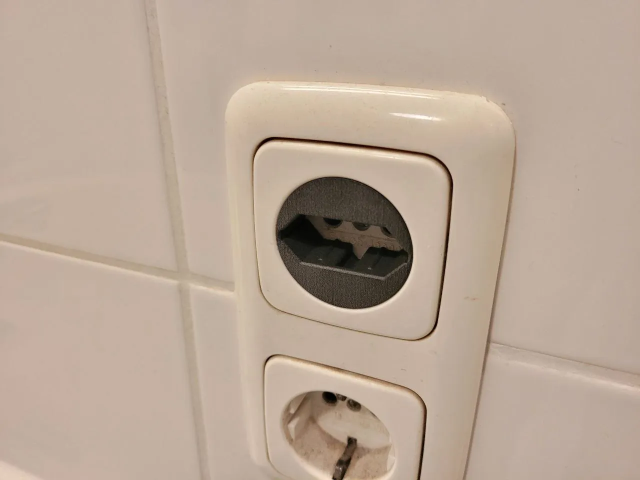 Bộ chuyển đổi Europlug Schuko và nắp chống bụi Schuko