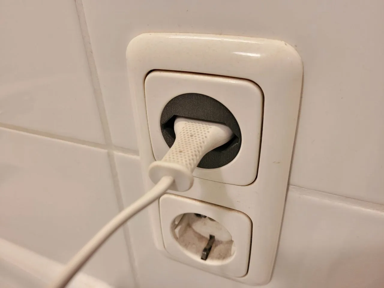 Bộ chuyển đổi Europlug Schuko và nắp chống bụi Schuko