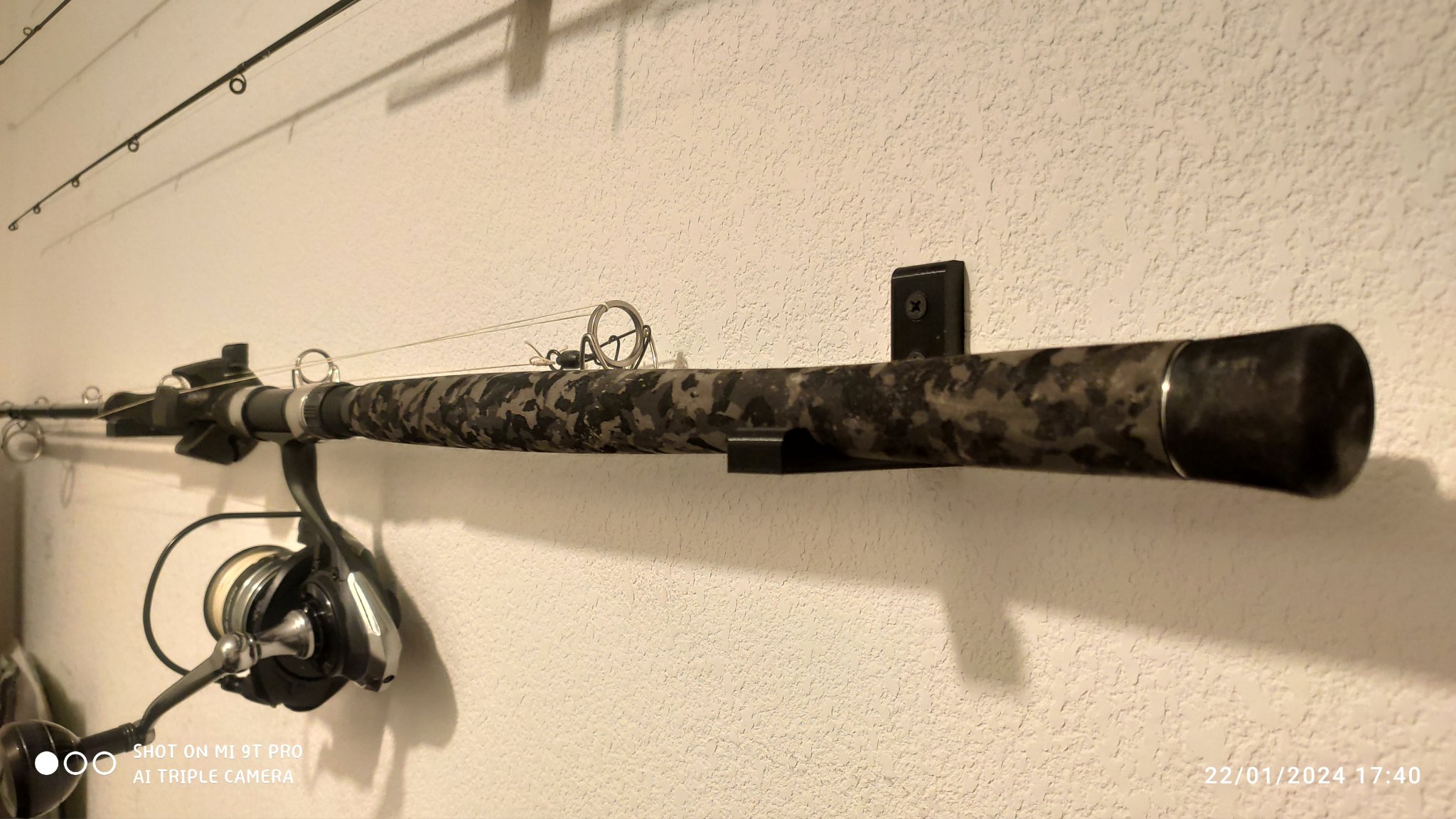 Giá đỡ tường cho cần câu cá silure với máy cuốn lớn